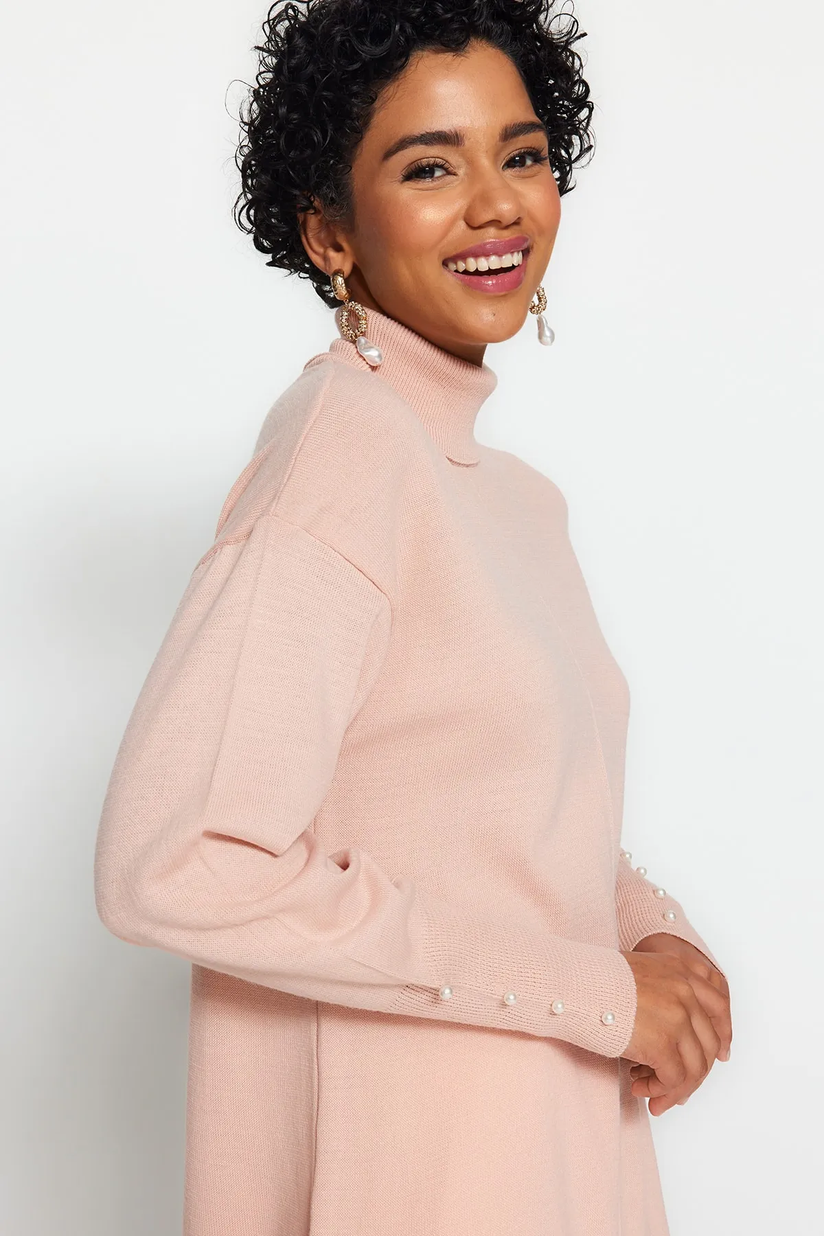 Trendyol Modest  Rollkragen-Strickpullover mit rosa Perlendetails und Perlendetails TCTAW24AK00121