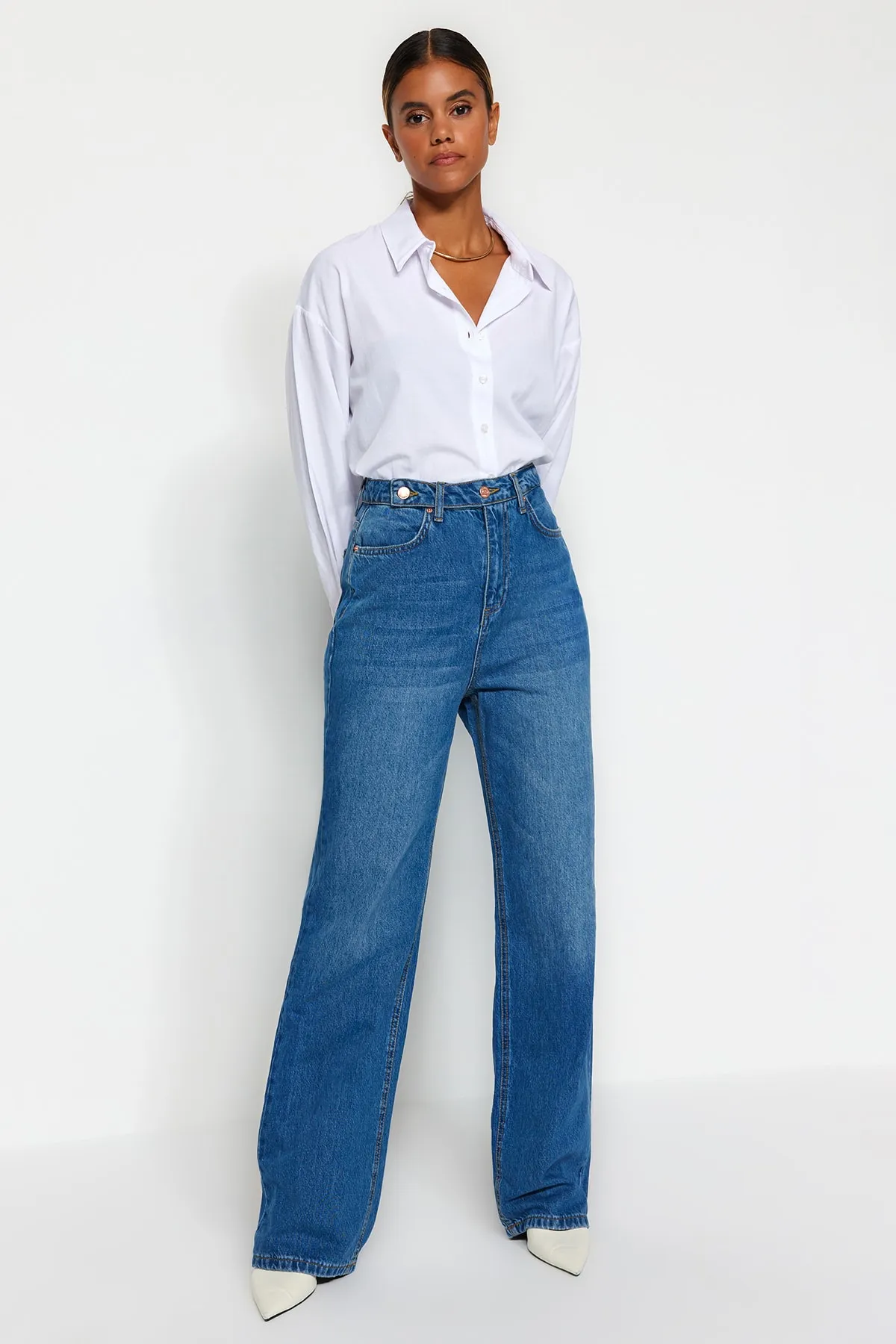 Trendyol Collection  Blaue Jeans mit hoher Taille und weitem Bein und Detail TWOSS22JE0675