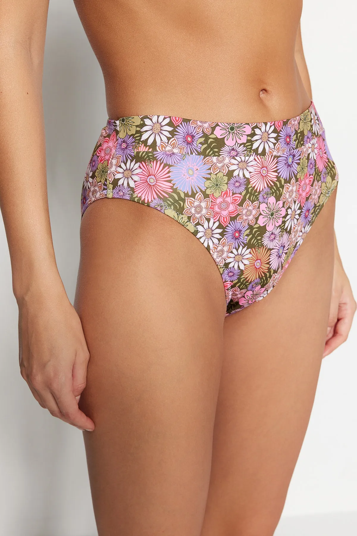 Trendyol Collection  Bikinihose mit Blumenmuster, hoher Taille und normalem Beinverlauf TBESS21BA0051