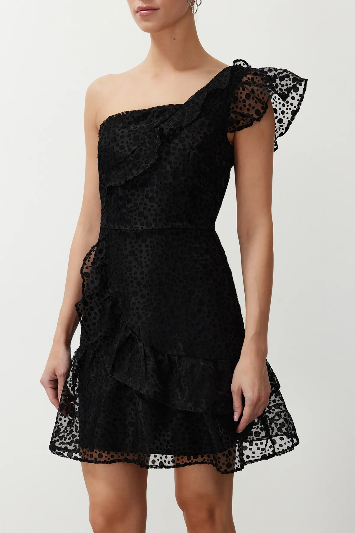 Trendyol Collection  Schwarzes, elegantes Abendkleid aus Spitze mit einem Ärmel und Gürtelöffnung TPRSS24EL00155