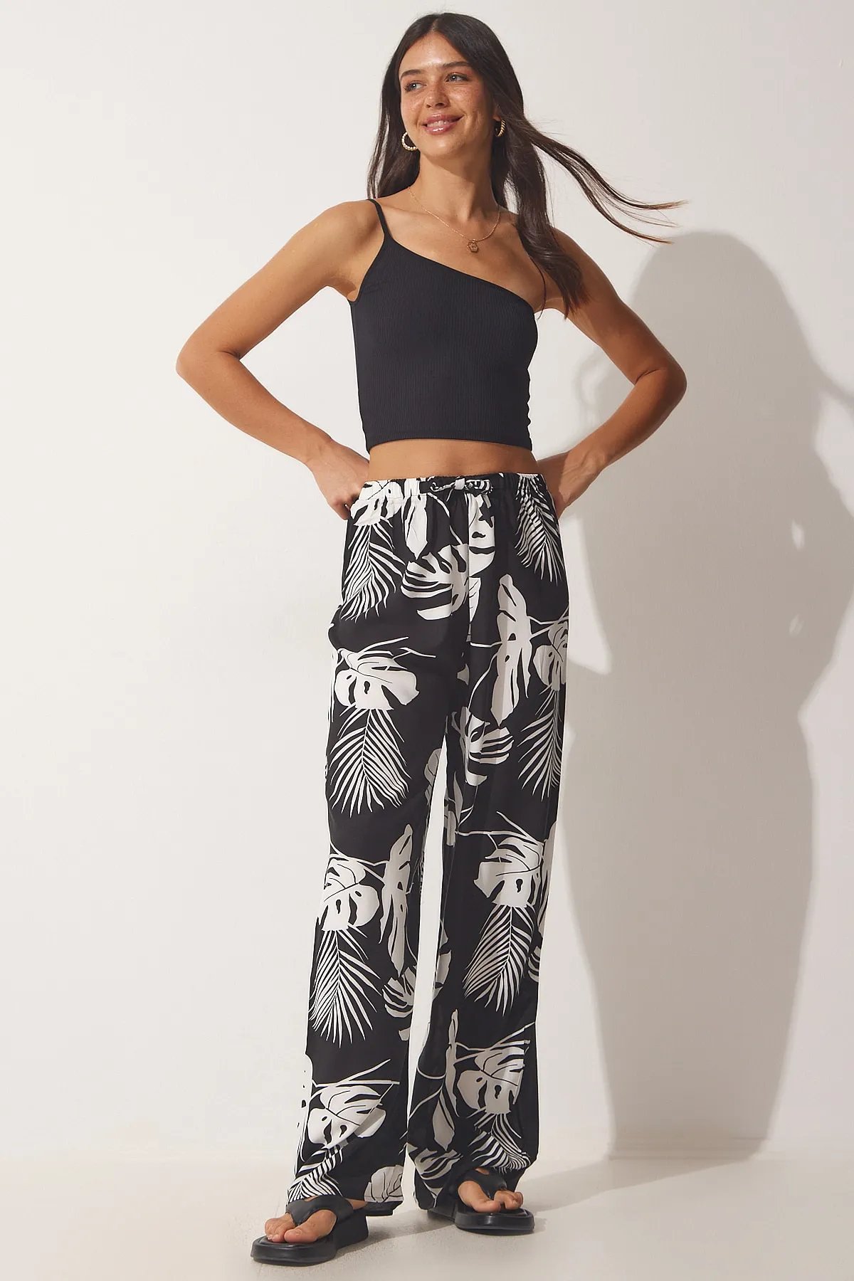 Happiness İstanbul  Schwarze Sommerhose aus lockerer Viskose mit hoher Taille für Damen BH00354