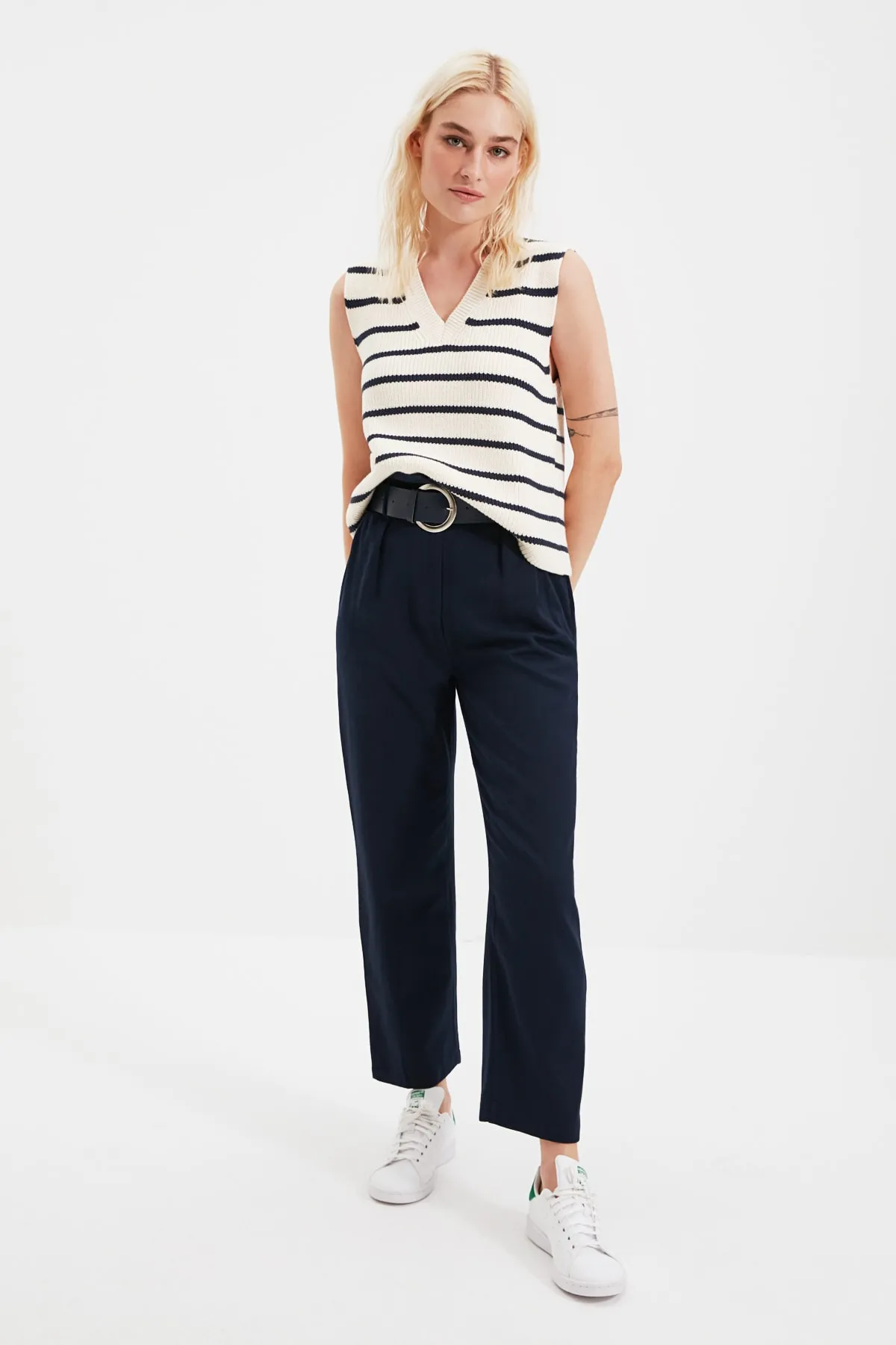 Trendyol Collection  Marineblaue, karottengewebte Hose mit Gürtel TWOSS20PL0016