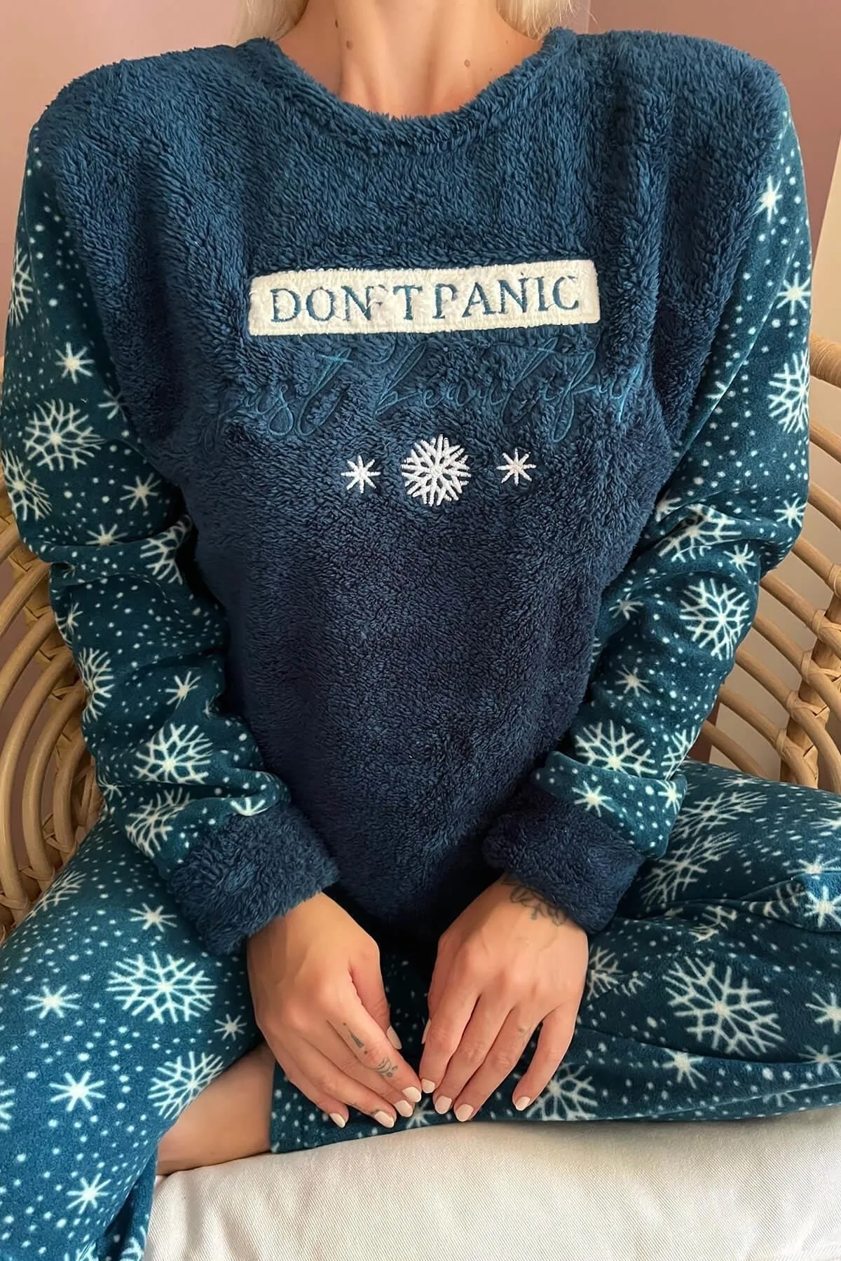 Pijamaevi  Petrolgrünes Dont Panic gemustertes Plüsch-Pyjama-Set für Damen