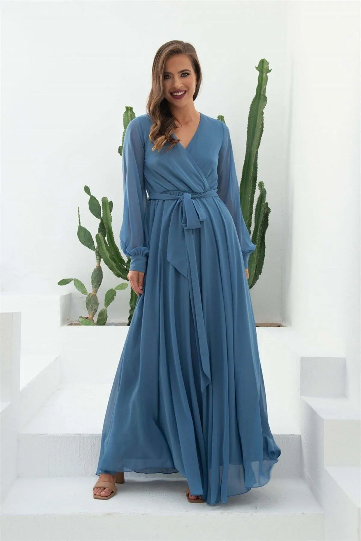 Carmen  Zweireihiges langes Abendkleid aus Indigo-Chiffon