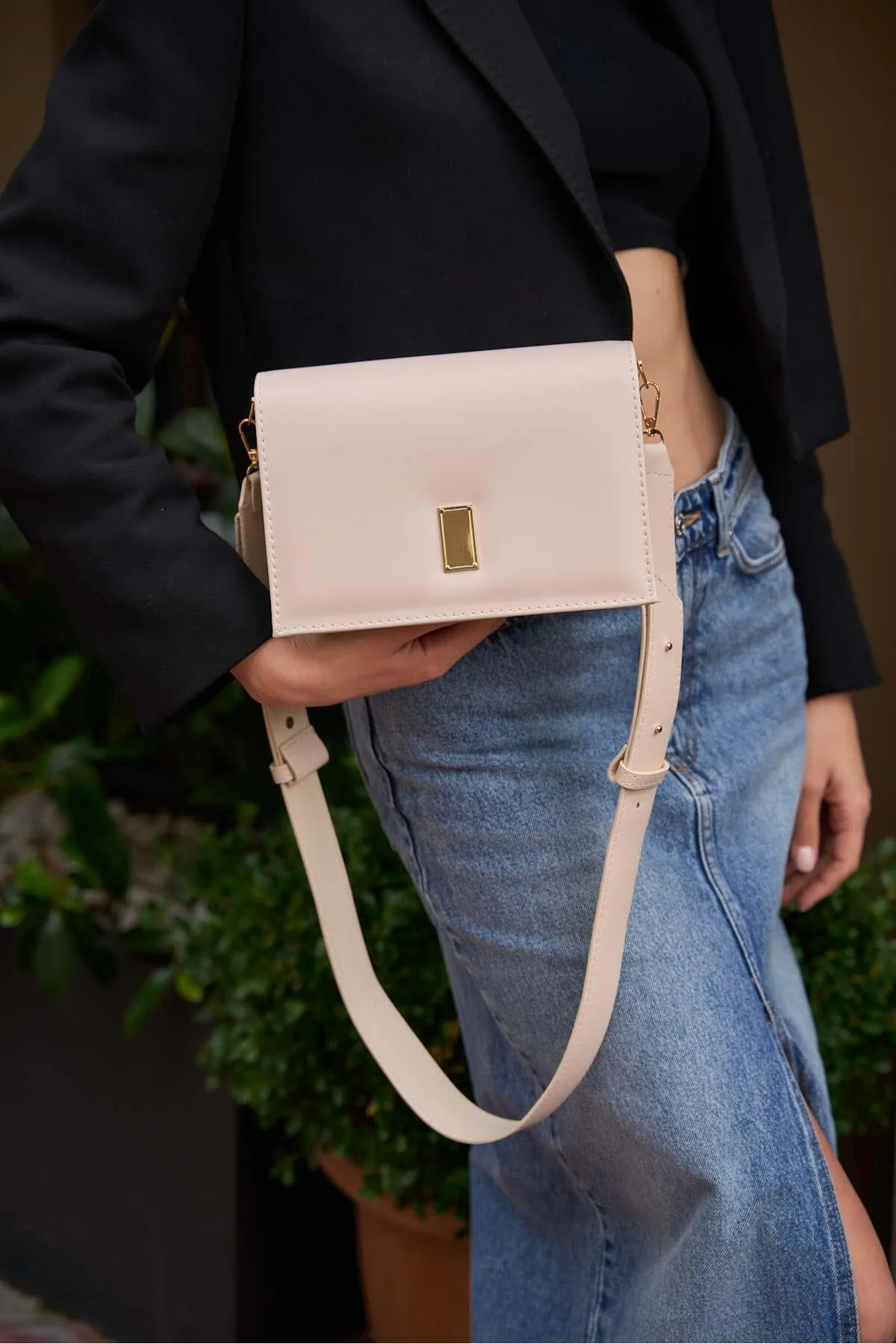 Madamra  Cremefarbene Schultertasche mit dickem Riemen und goldfarbenem Detail für Damen