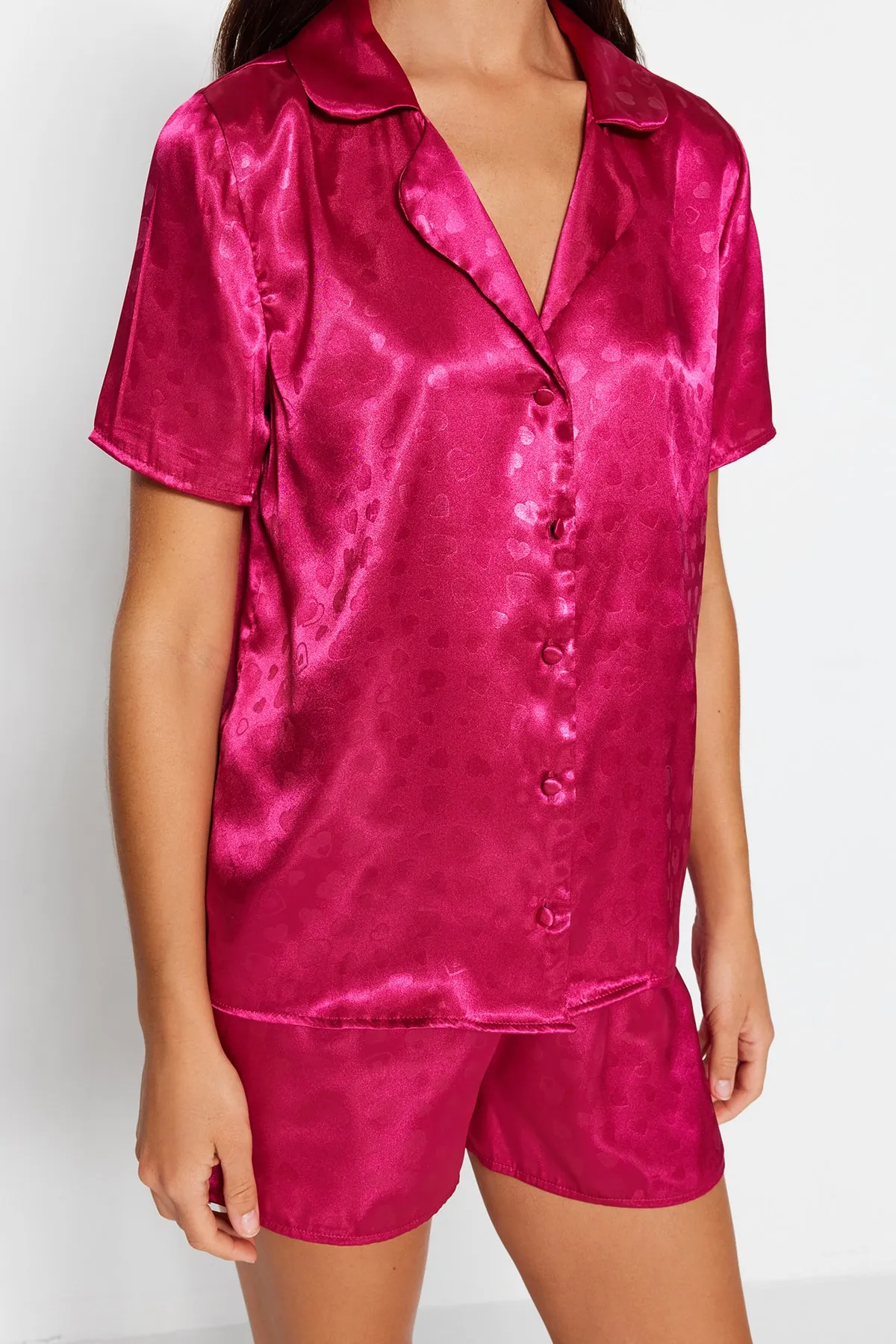 Trendyol Collection  Rosa Pyjama-Set aus gewebtem Satin mit Herzen THMSS23PT00237