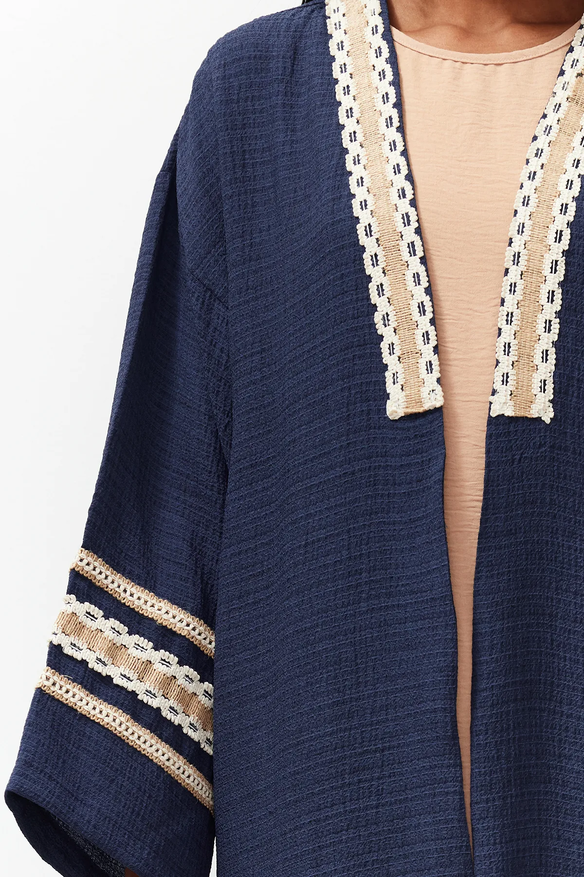 Trendyol Modest  Langer gewebter Kimono & Kaftan & Abaya mit Indigo-Brode-Details TCTSS24KF00006