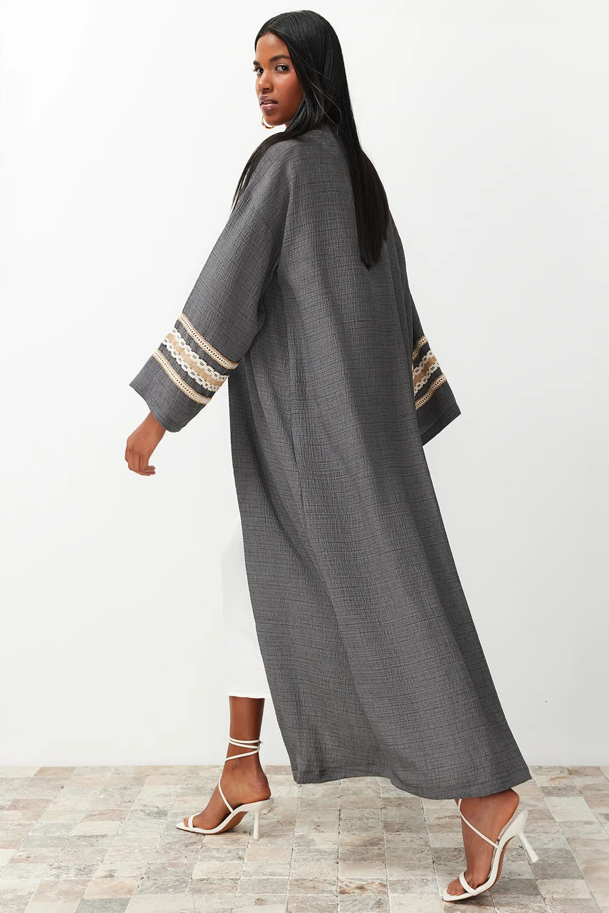 Trendyol Modest  Anthrazitfarbener, lang gewebter Kimono & Kaftan & Abaya mit Brode-Details TCTSS24KF00006