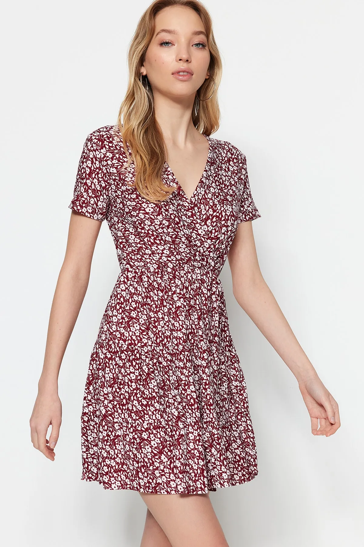 Trendyol Collection  Burgunderrot bedrucktes, zweireihiges Mini-Strickkleid mit flexiblem Ausschnitt TWOSS21EL0241