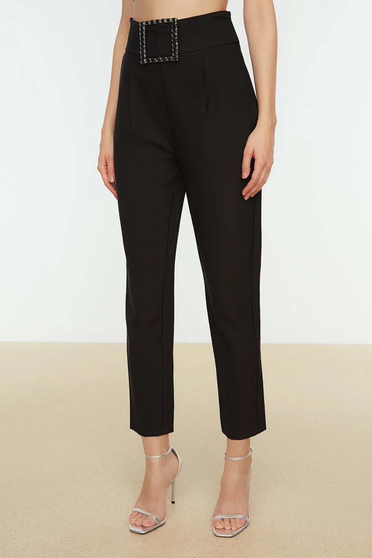 Trendyol Collection  Schwarze, gewebte, glänzende Stone-Hose mit Gürtel TPRAW20PL0168