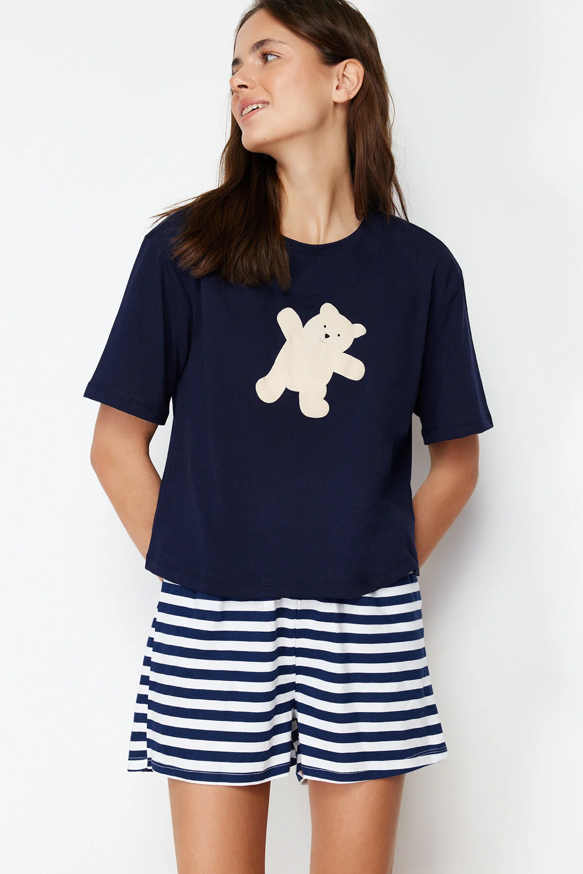 Trendyol Collection  Marineblaues Strick-Pyjama-Set aus 100 % Baumwolle mit Teddybär-Aufdruck THMSS24PT00039