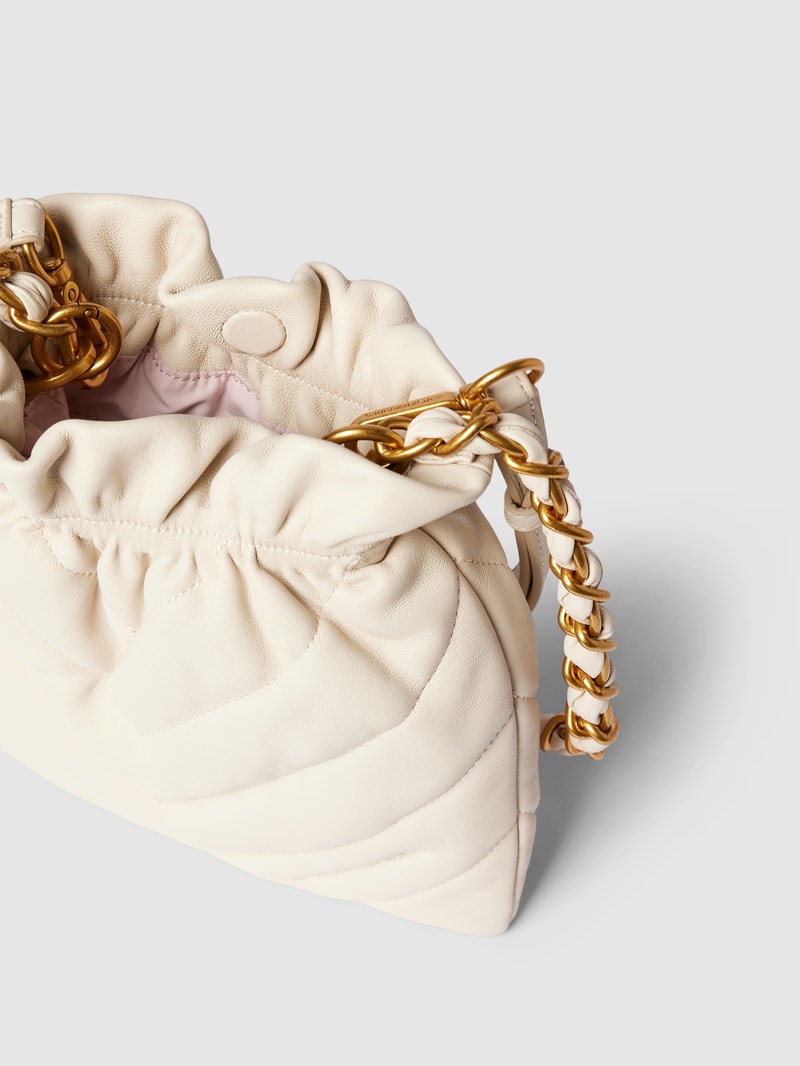 Umhängetasche mit Ziernähten Modell 'SILKY' in offwhite