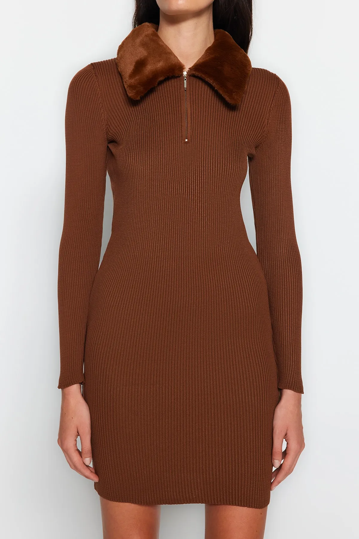 Trendyol Collection  Braunes Mini-Strickkleid mit Kunstfelldetails TWOAW24EL00022