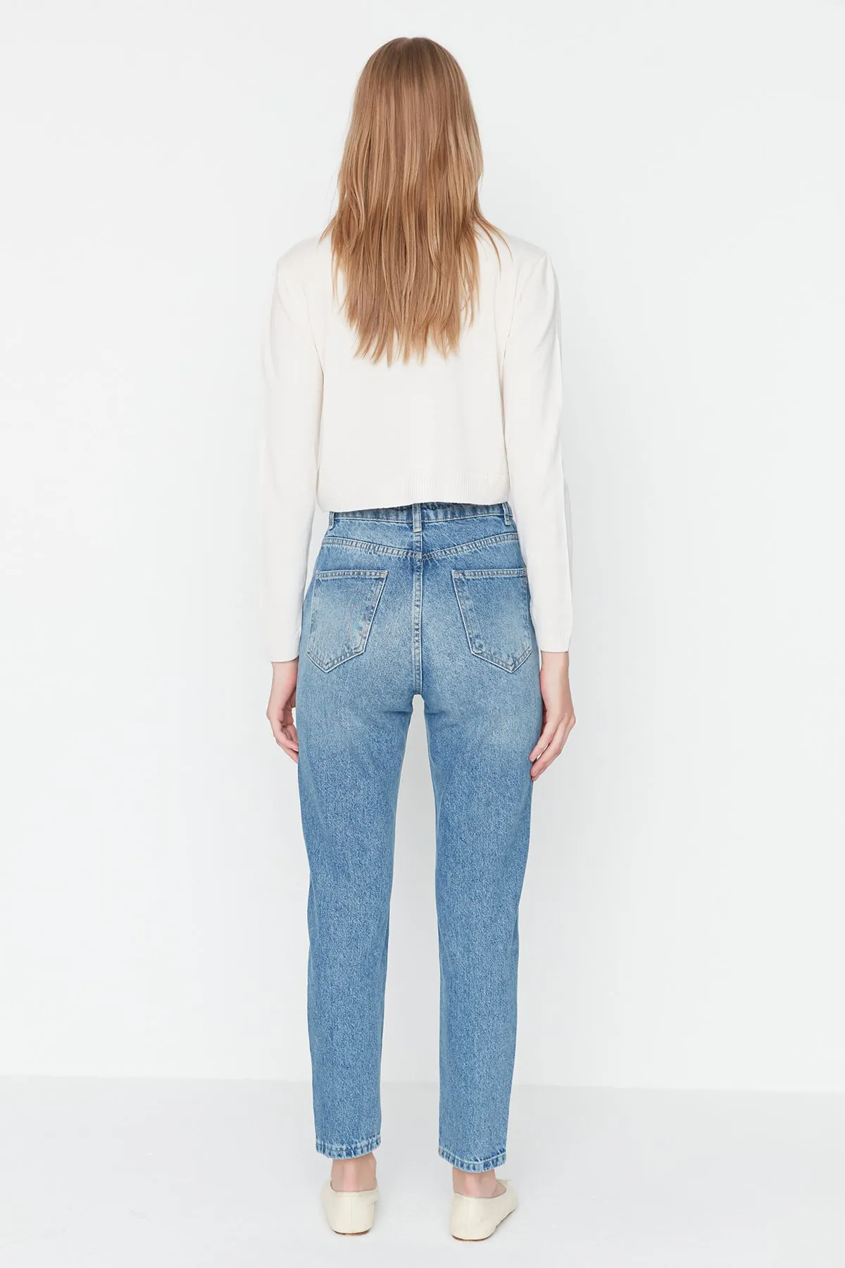 Trendyol Collection  Blaue hoch taillierte Mom-Jeans mit Bundfalten TWOAW23JE00485