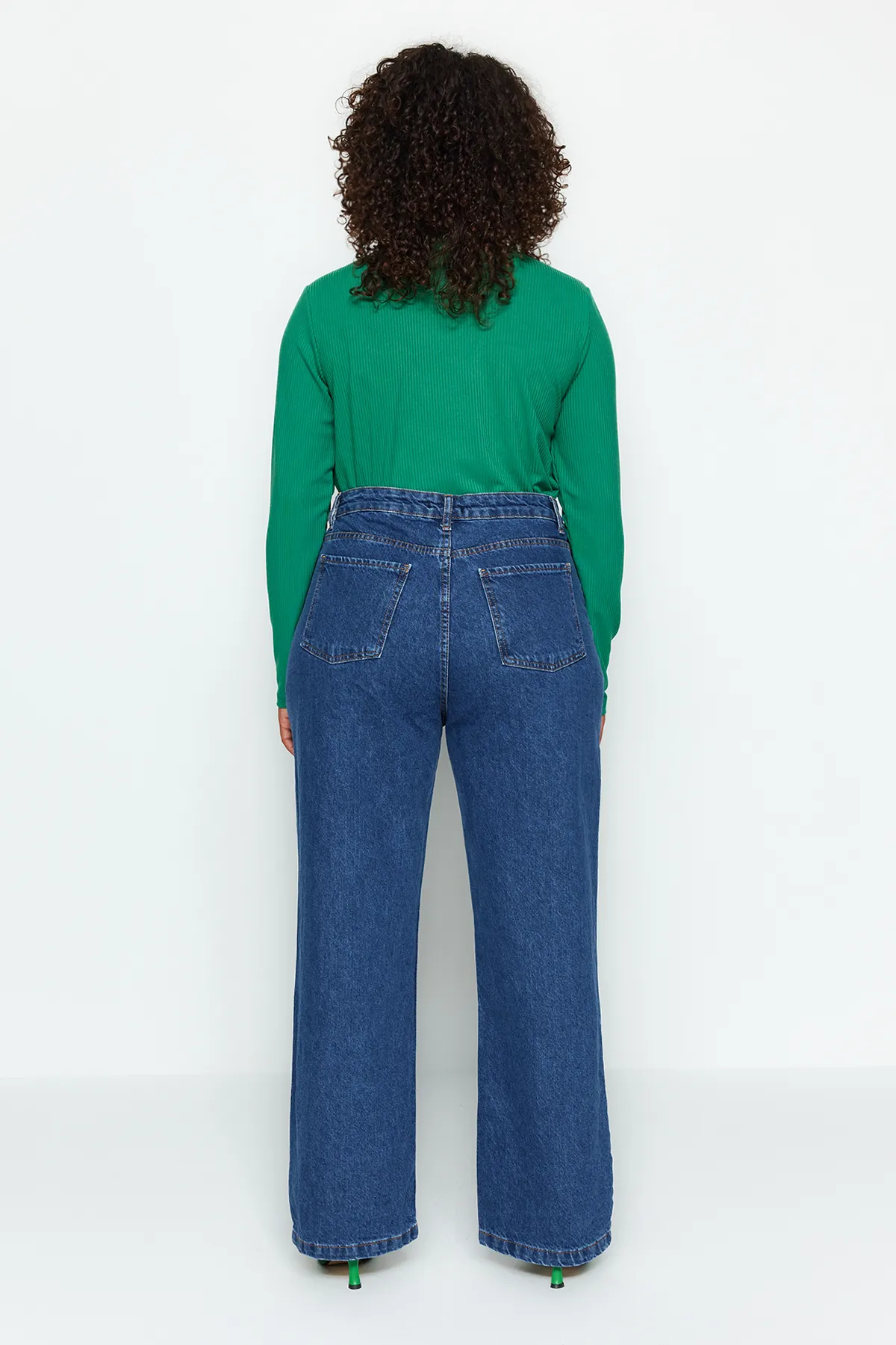 Trendyol Curve  Dunkelblaue Jeans mit geradem Schnitt und detaillierter Taille TBBAW24CJ00003