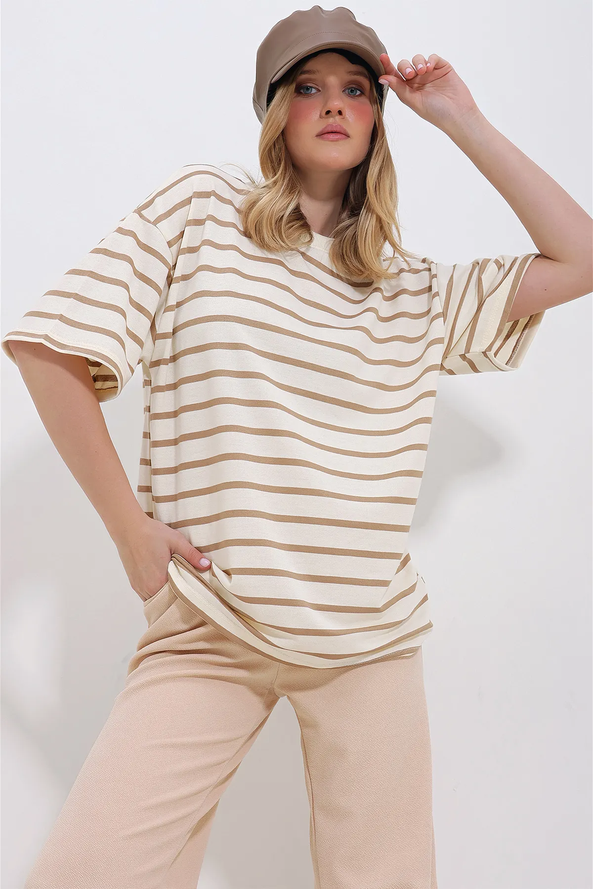 Trend Alaçatı Stili  Damen-Unisex-T-Shirt „Milchkaffee“ mit Rundhalsausschnitt, gerippt, gestreift, 2 Fäden, ALC-X11418