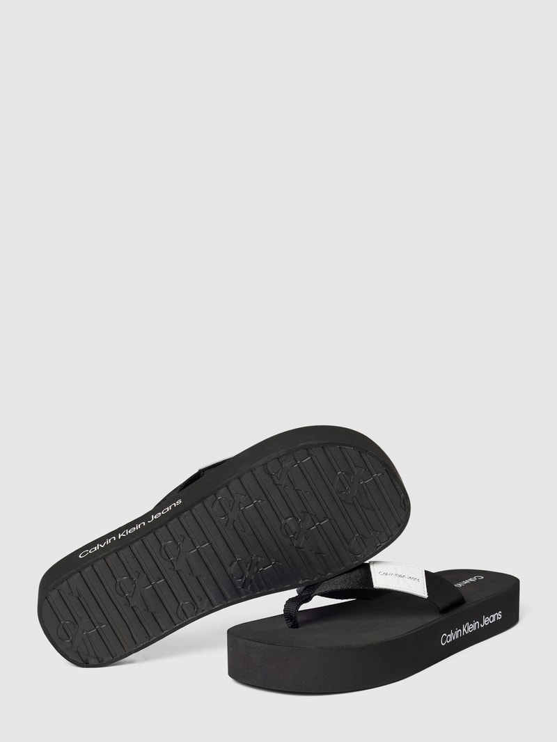 Zehentrenner mit Label-Details Modell 'FLATFORM' in schwarz