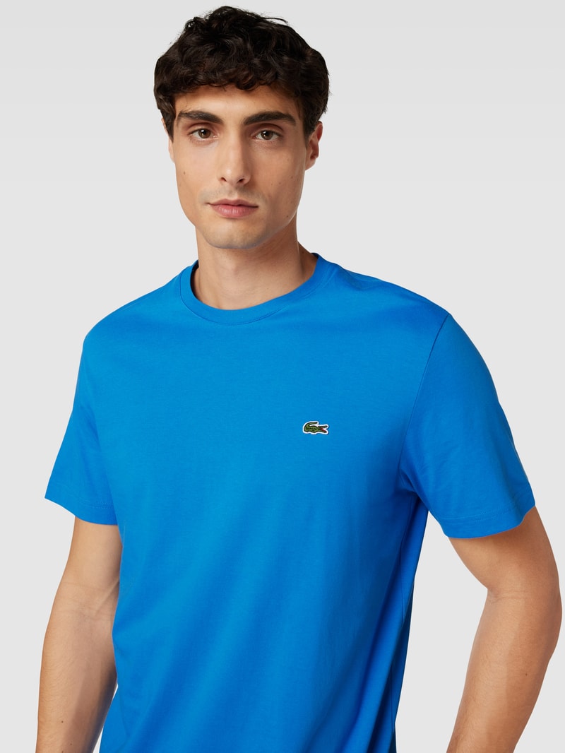 T-Shirt mit Logo-Patch in royalblau