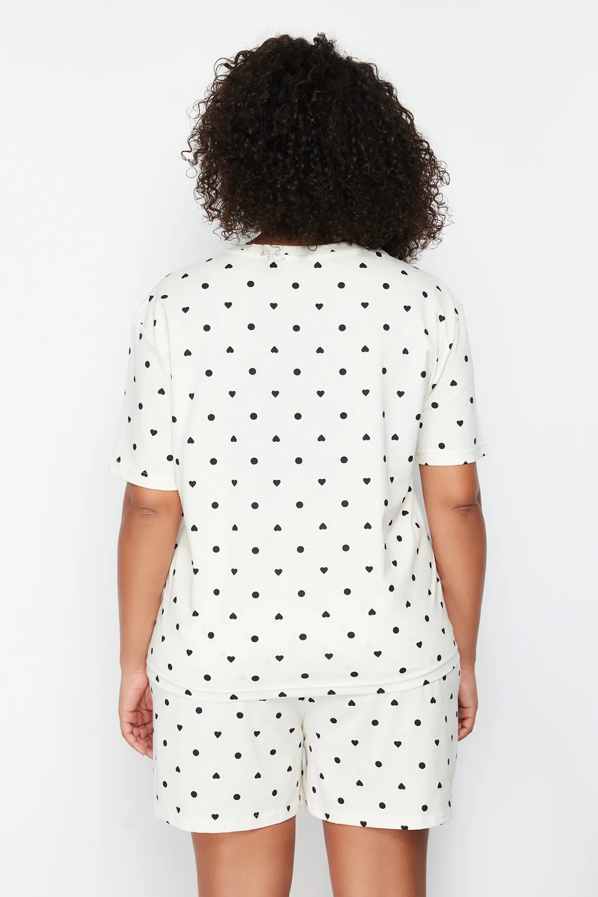 Trendyol Curve  Weißes Pyjama-Set aus Strick mit Herzmuster TBBSS24AI00025