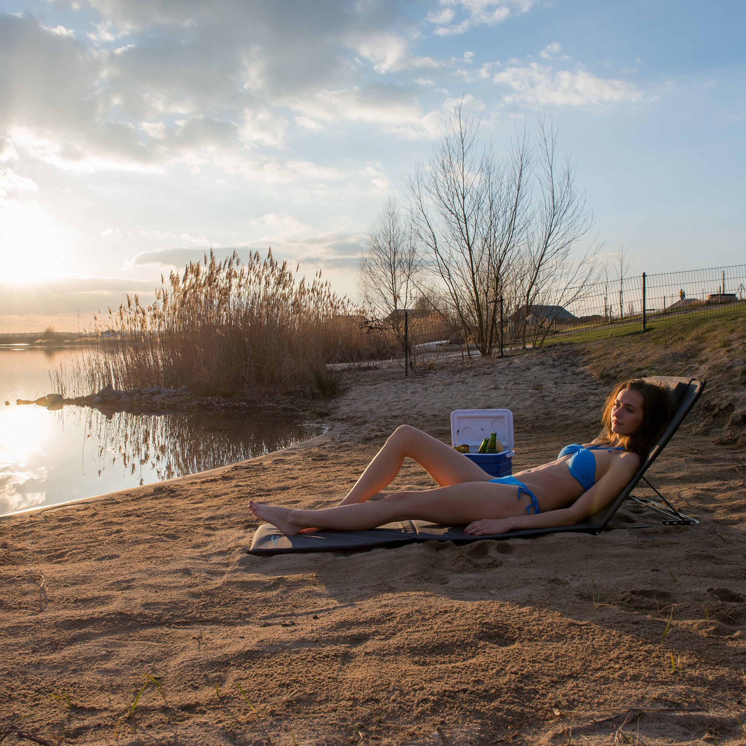 relaxdays Strandtuch Strandmatte XXL mit Kopfkissen, Grau