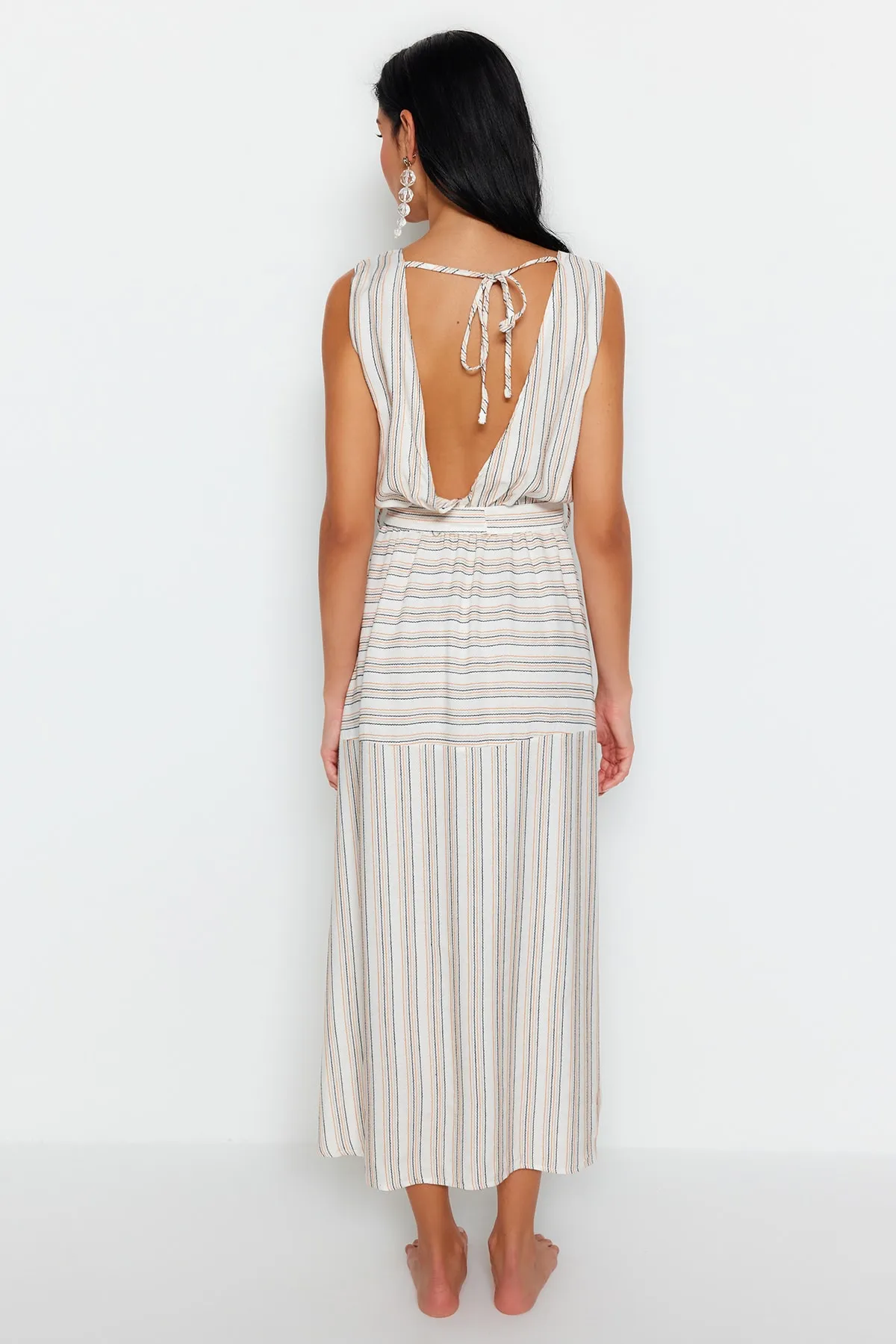 Trendyol Collection  Gestreiftes Midi-Strandkleid mit gewebtem Schlitz und Gürtel TBESS23EL00181