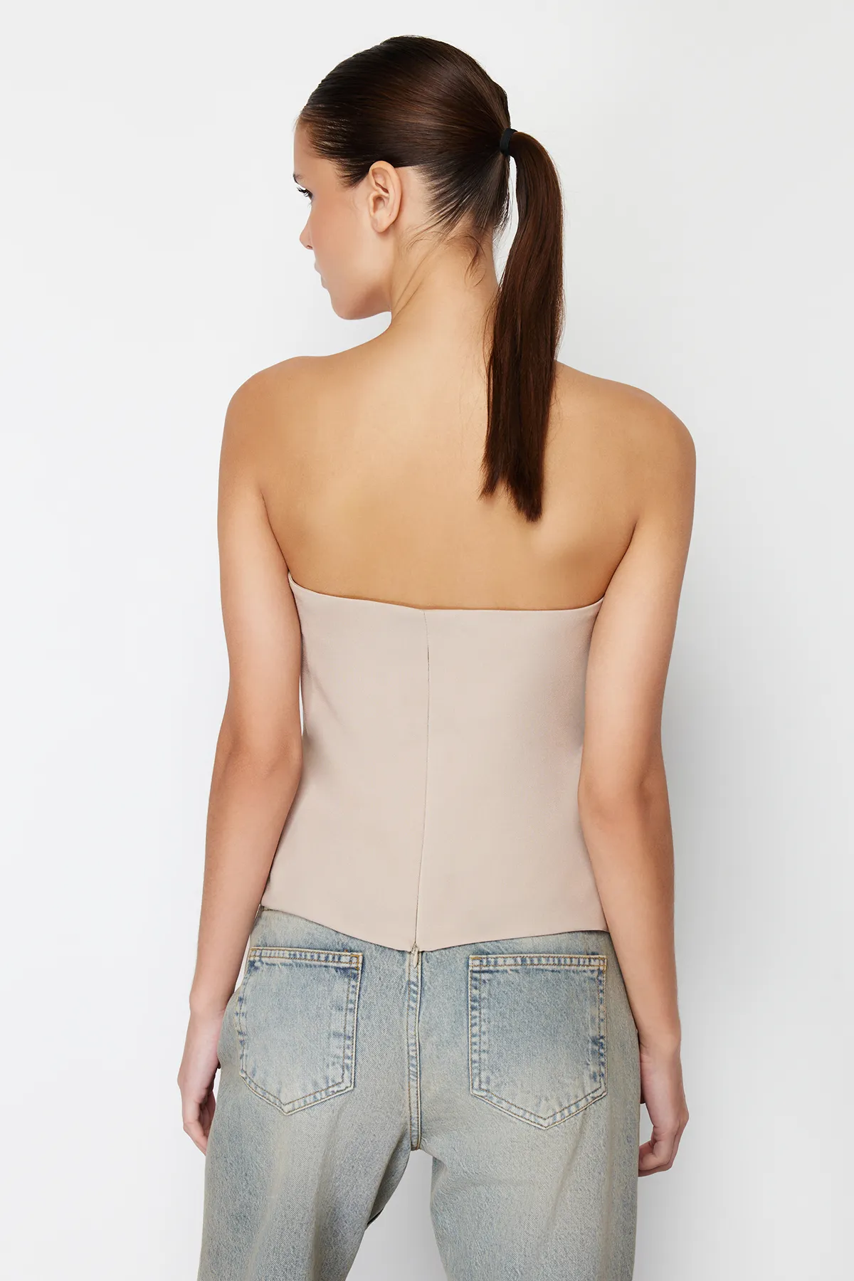 Trendyol Collection  Nerzfarbene, trägerlose, figurbetonte Webbluse TWOSS24BZ00348