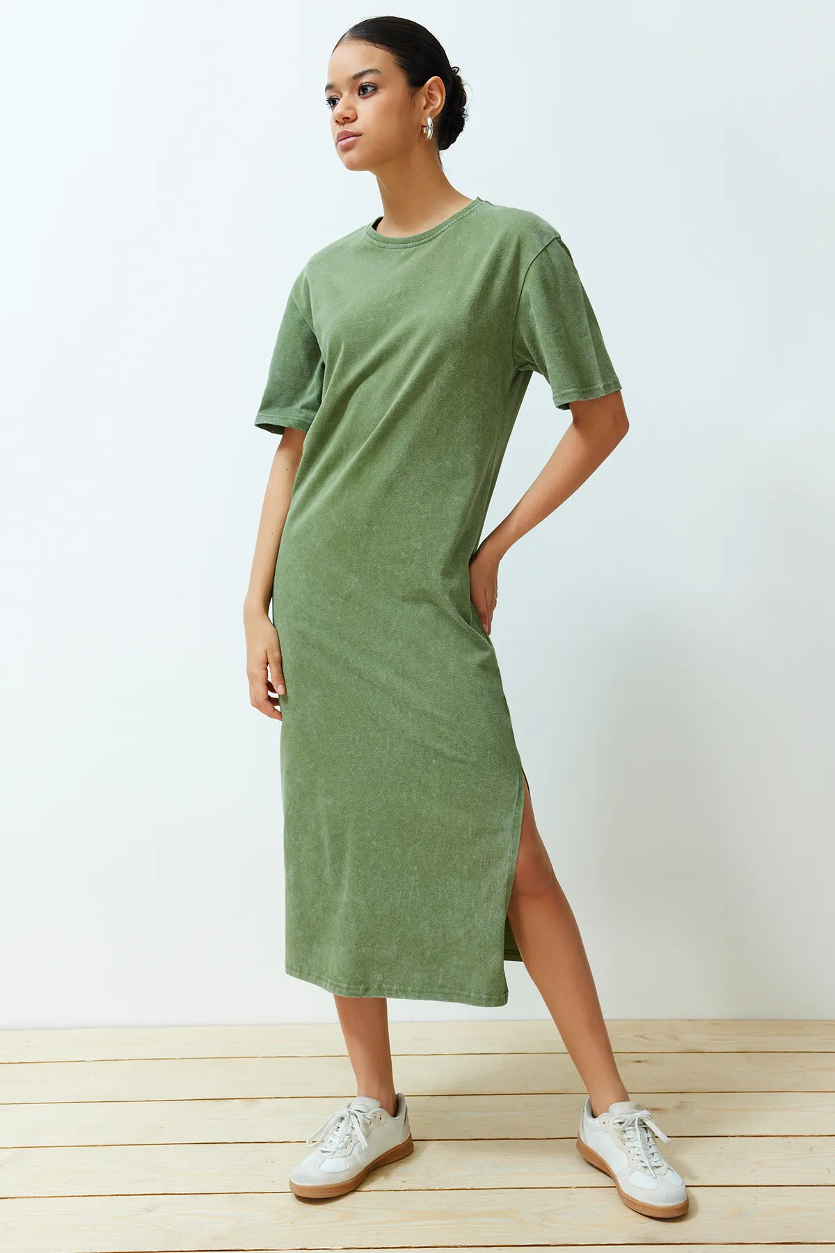 Trendyol Collection  Khakifarbenes, 100 % Baumwolle, geschlitztes Etuikleid/bequemes Strick-T-Shirt-Kleid mit Antik-EffektTWOSS24EL00140
