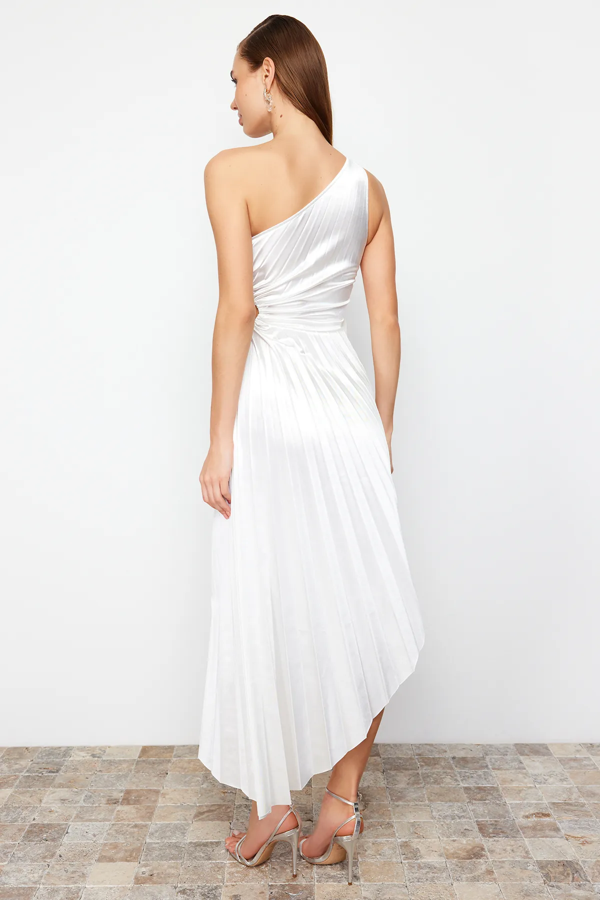 Trendyol Collection  Ecru Asymmetrisches Strick-Faltendetailliertes Satin-Elegantes Abendkleid TPRSS23EL00557