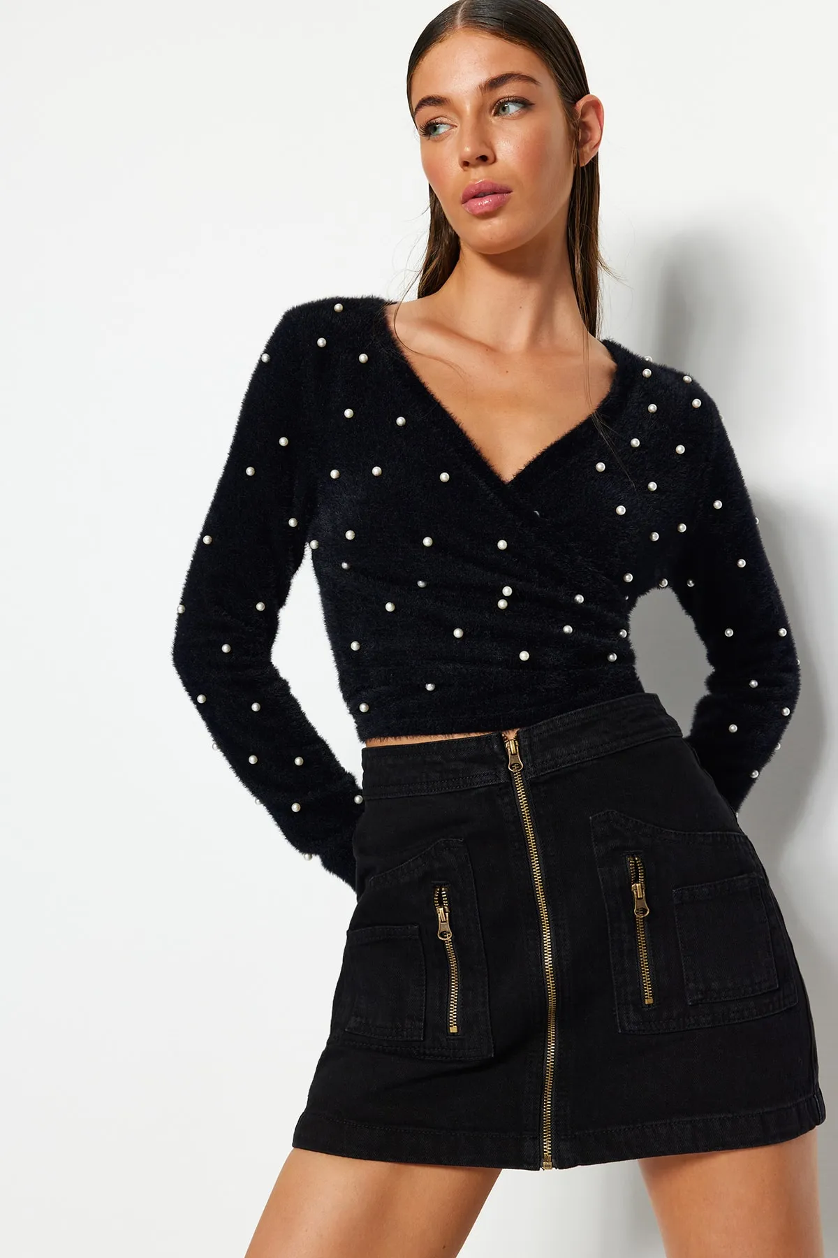 Trendyol Collection  Schwarzer Superkurzer Pullover mit Federn und Perlendetail TWOAW24KZ00228
