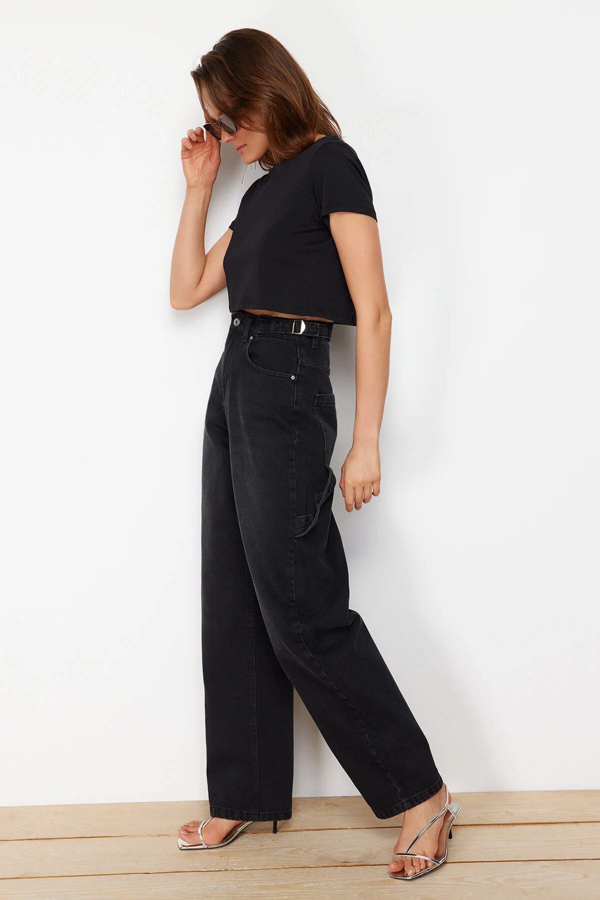 Trendyol Collection  Schwarze Carpenter-Jeans mit lockerer Passform und hoher Taille TWOAW24JE00308
