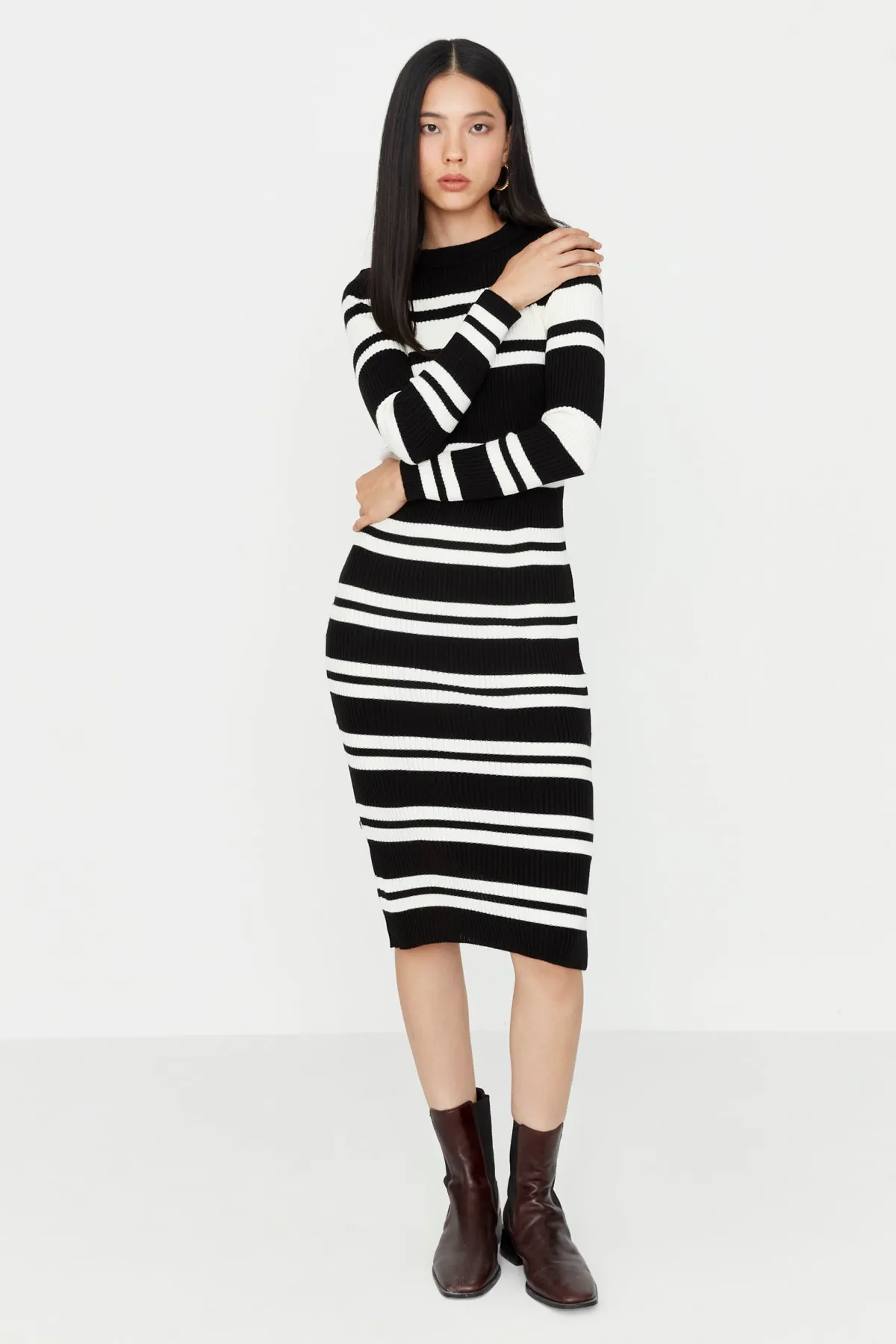 Trendyol Collection  Schwarz Schwarzes Midi-Strickkleid mit Rundhalsausschnitt TWOAW23EL00539 Kleid TWOAW23EL00539