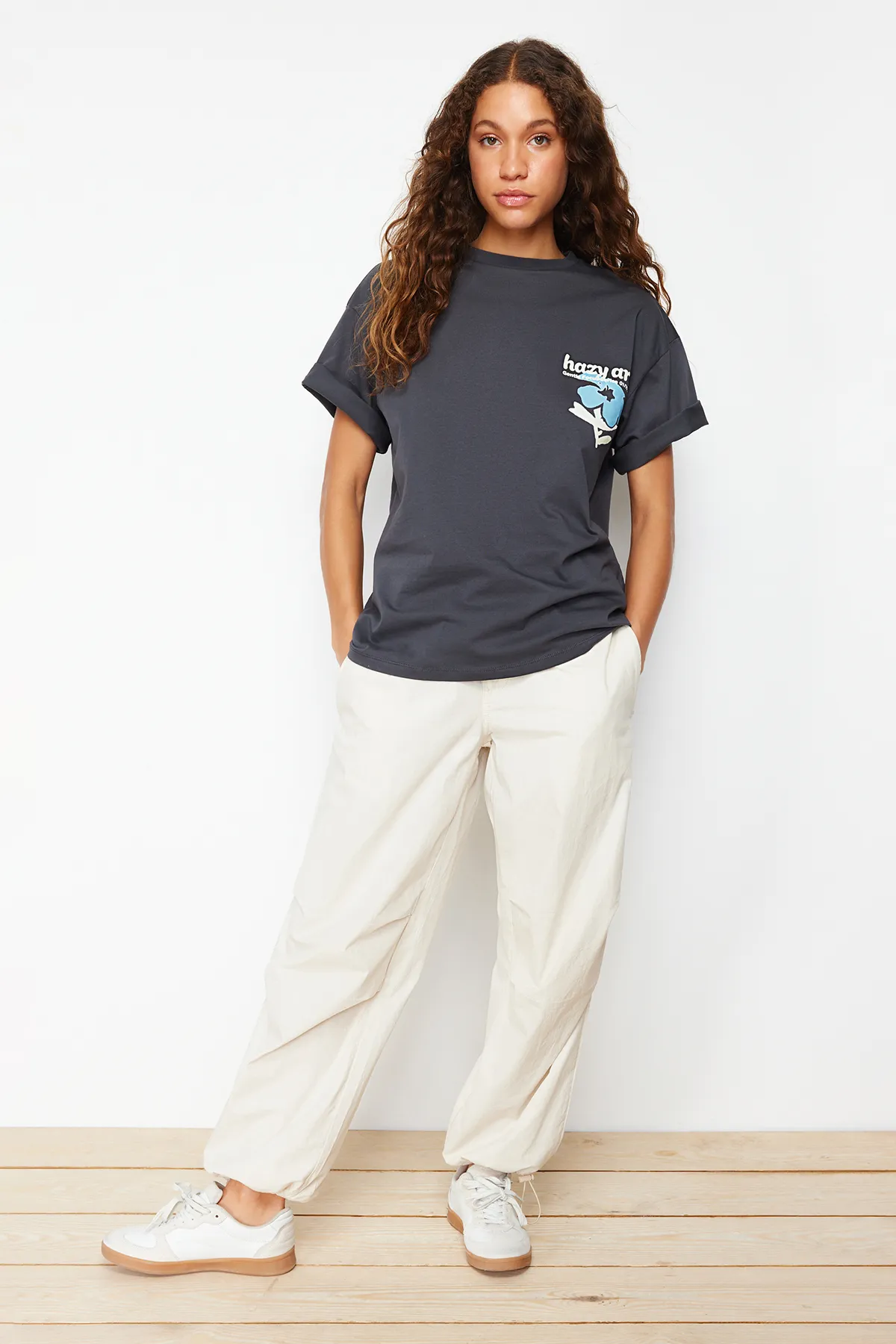 Trendyol Collection  Anthrazitfarbenes Strick-T-Shirt aus 100 % Baumwolle auf der Rückseite und der Vorderseite mit übergroßem/weitem Muster TWOSS24TS00056
