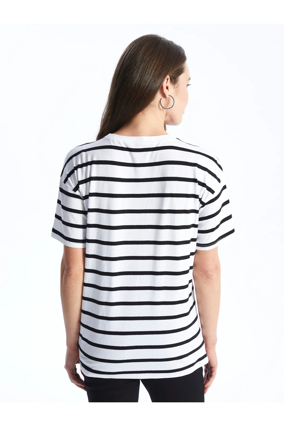 LC Waikiki  Gestreiftes, kurzärmliges Umstands-T-Shirt mit Rundhalsausschnitt