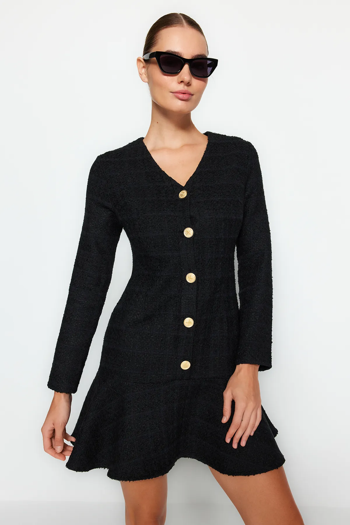 Trendyol Collection  Schwarzer Rock, Volant, Knopfdetail, V-Ausschnitt, Tweed-Webkleid TWOAW24EL00837
