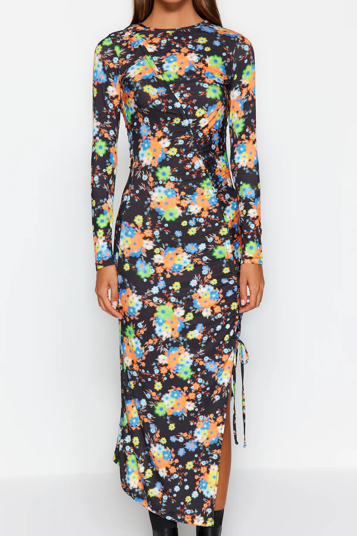 Trendyol Collection  Mehrfarbig bedrucktes, tailliertes, gerafftes, dehnbares Maxi-Strickkleid in limitierter Auflage TWOAW24EL00719