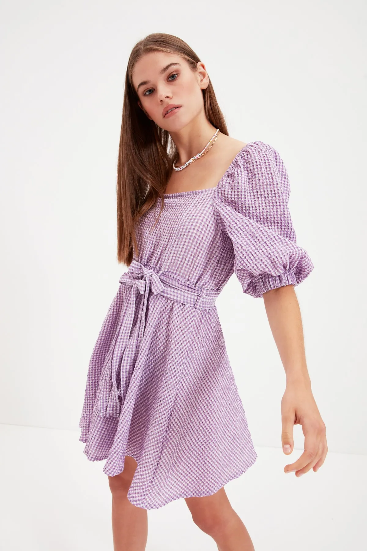 Trendyol Collection  Lila Taille geöffnetes Mini-Webkleid mit quadratischem Kragen TWOAW22EL0051