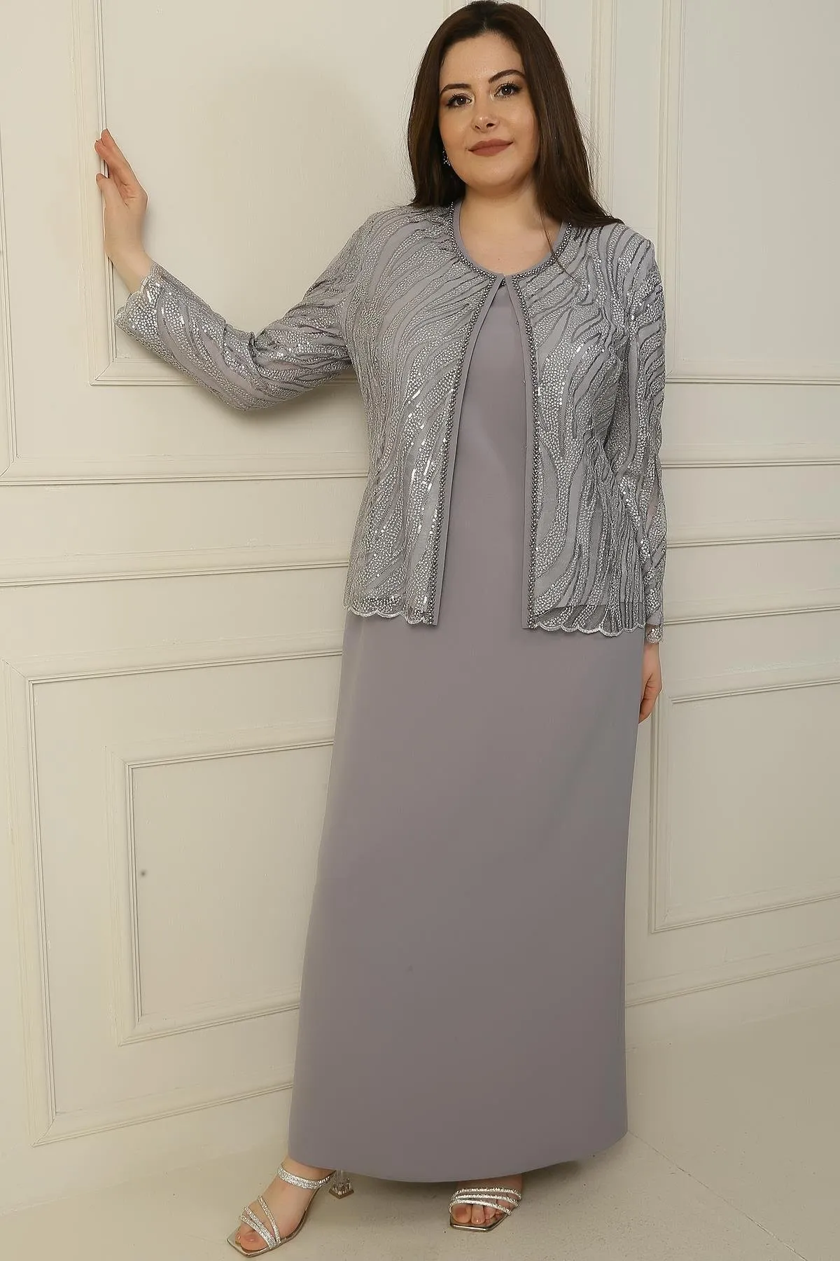 By Saygı  Langes Kleid mit Halbmondärmeln, mit Perlen und Pailletten bestickt, Jacke aus Tüll, gefüttert, 2-teiliges Set in Übergröße