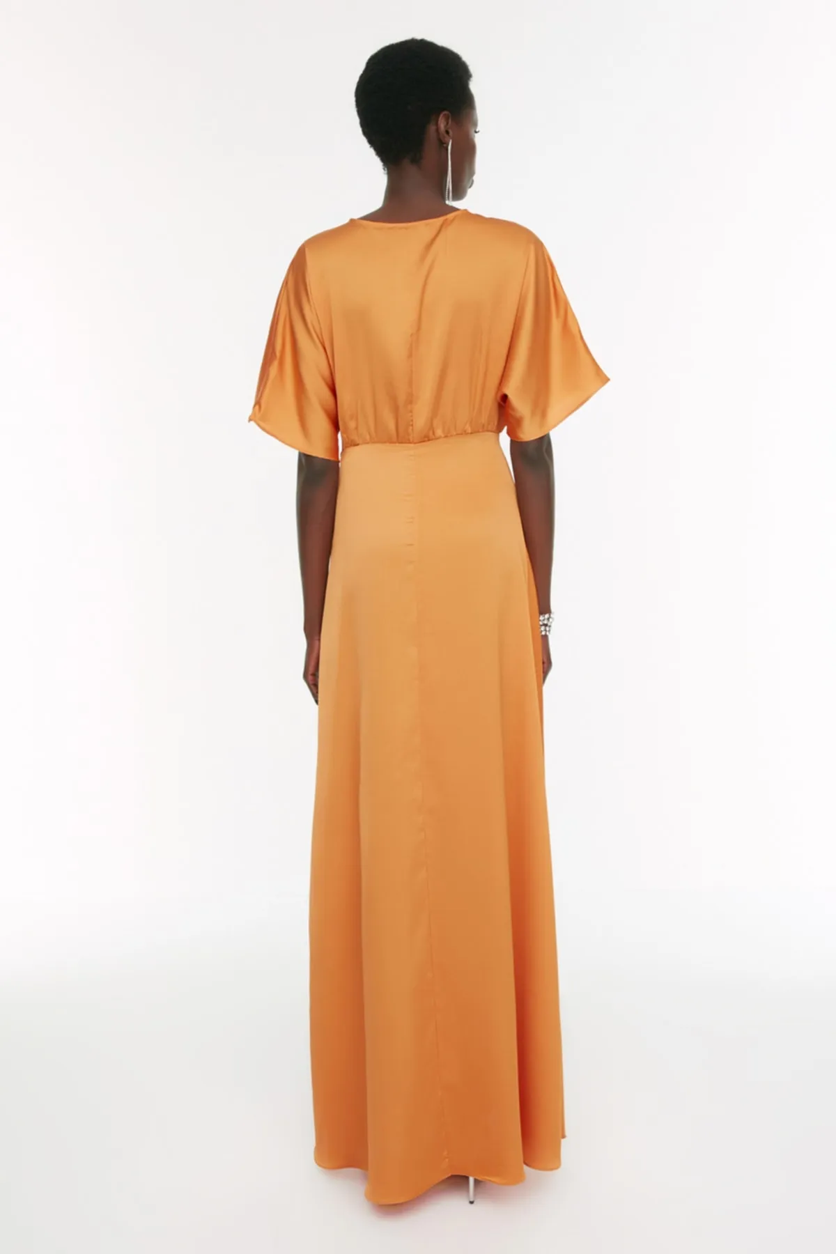 Trendyol Collection  Orangefarbenes langes Abendkleid mit zweireihigem Kragen TPRSS22AE0076