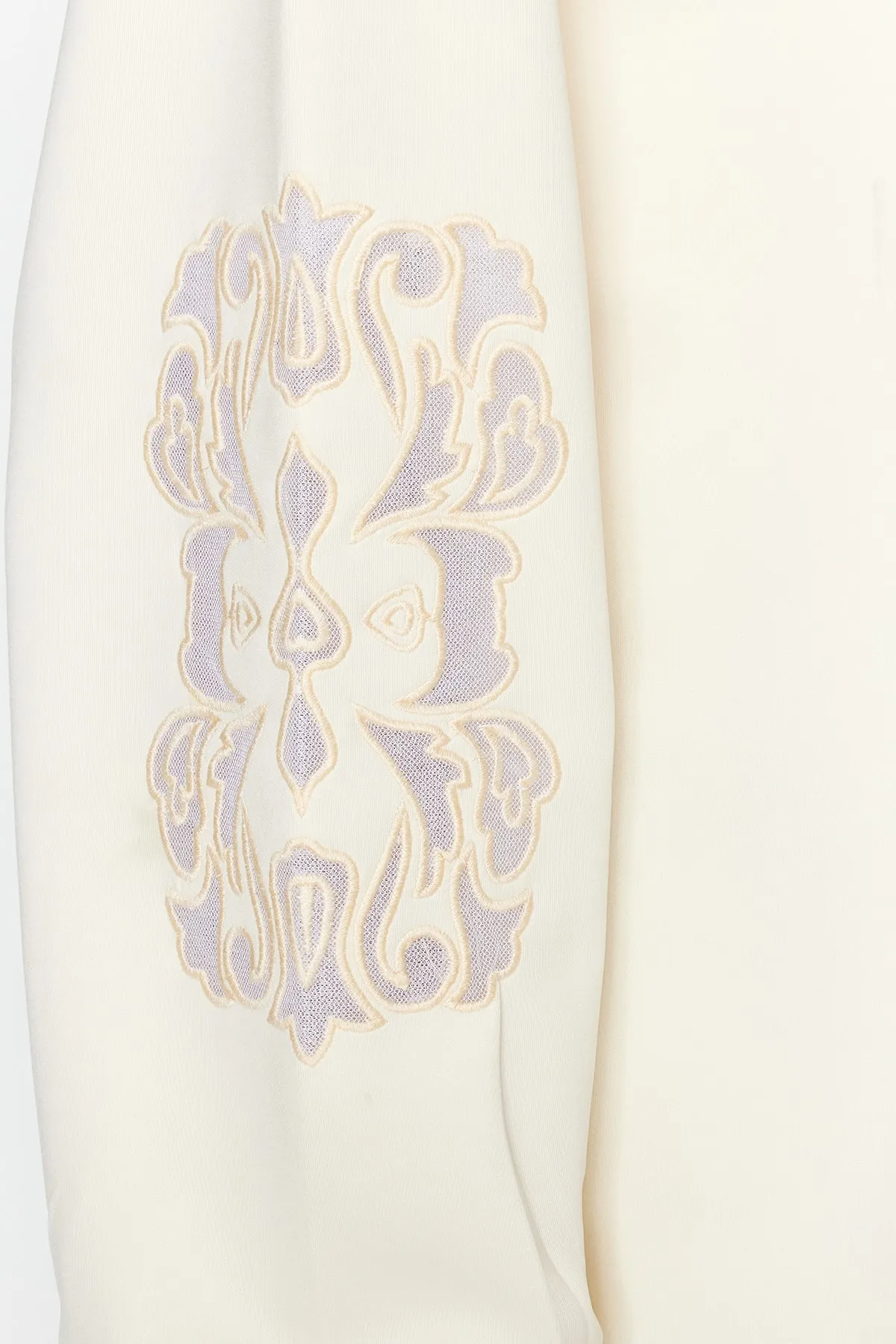 Trendyol Modest  Ecru-Ärmel-Stickerei-Detailliertes Scuba-Strick-Sweatshirt TCTSS23UK00042