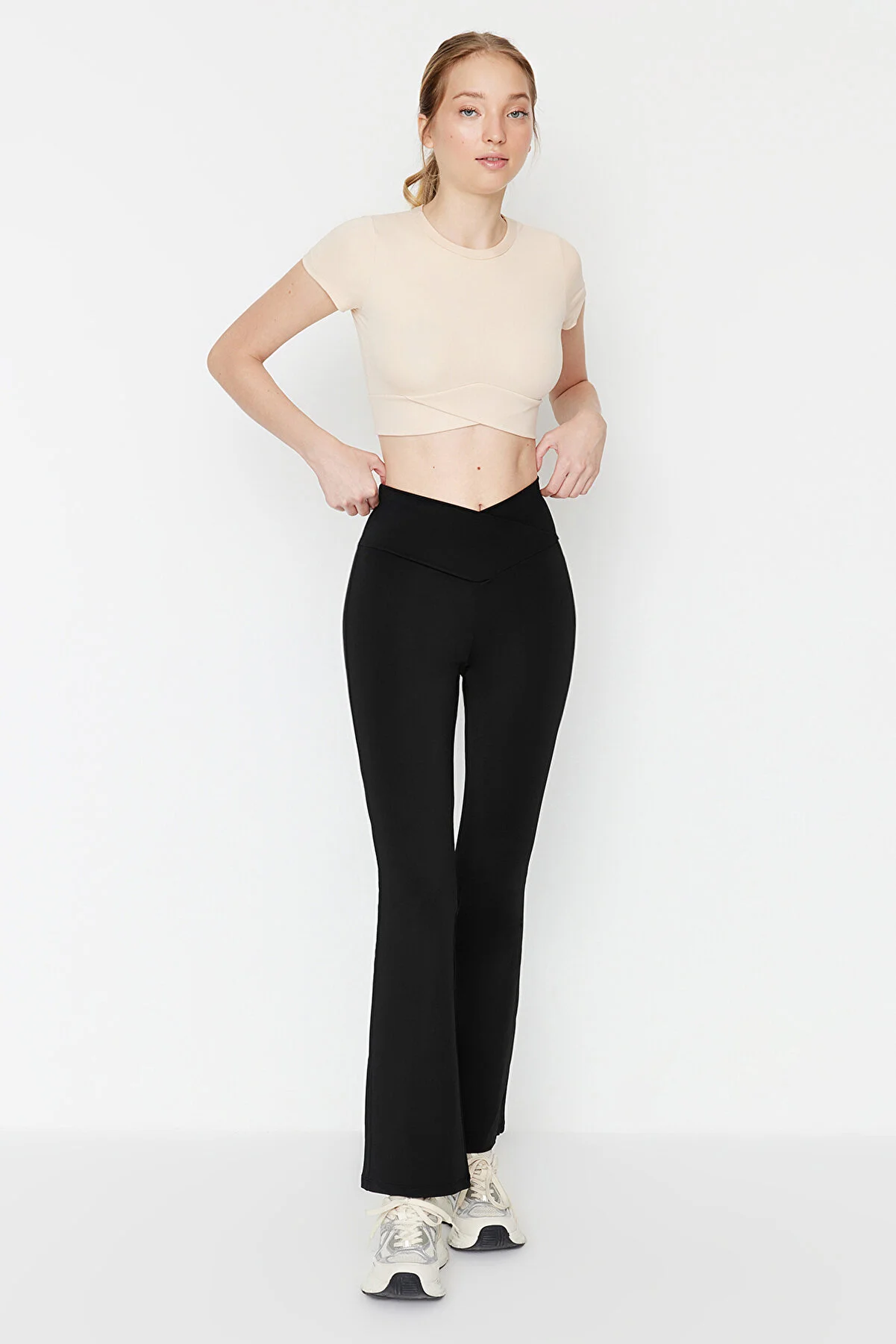 Trendyol Collection  Schwarze, zweireihige, detaillierte Yoga-Sportleggings mit spanischem Bein und gestrickter Taille THMAW23TY00005