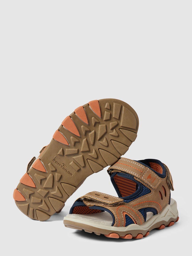 Sandalen mit Label-Detail in sand