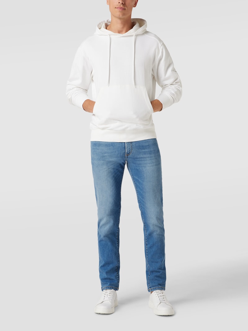 Jeans mit Label-Patch in hellblau