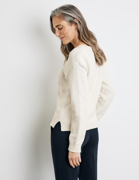 Moderner Strickpullover mit Lochstrickdetails