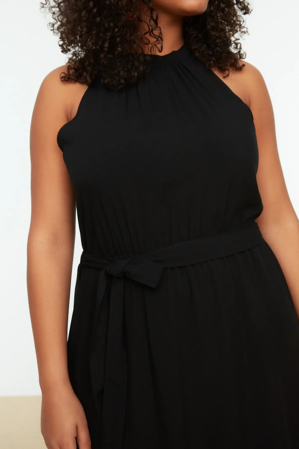 Trendyol Curve  Schwarzes Neckholder-Webkleid mit Gürtel TBSSS22EL1545