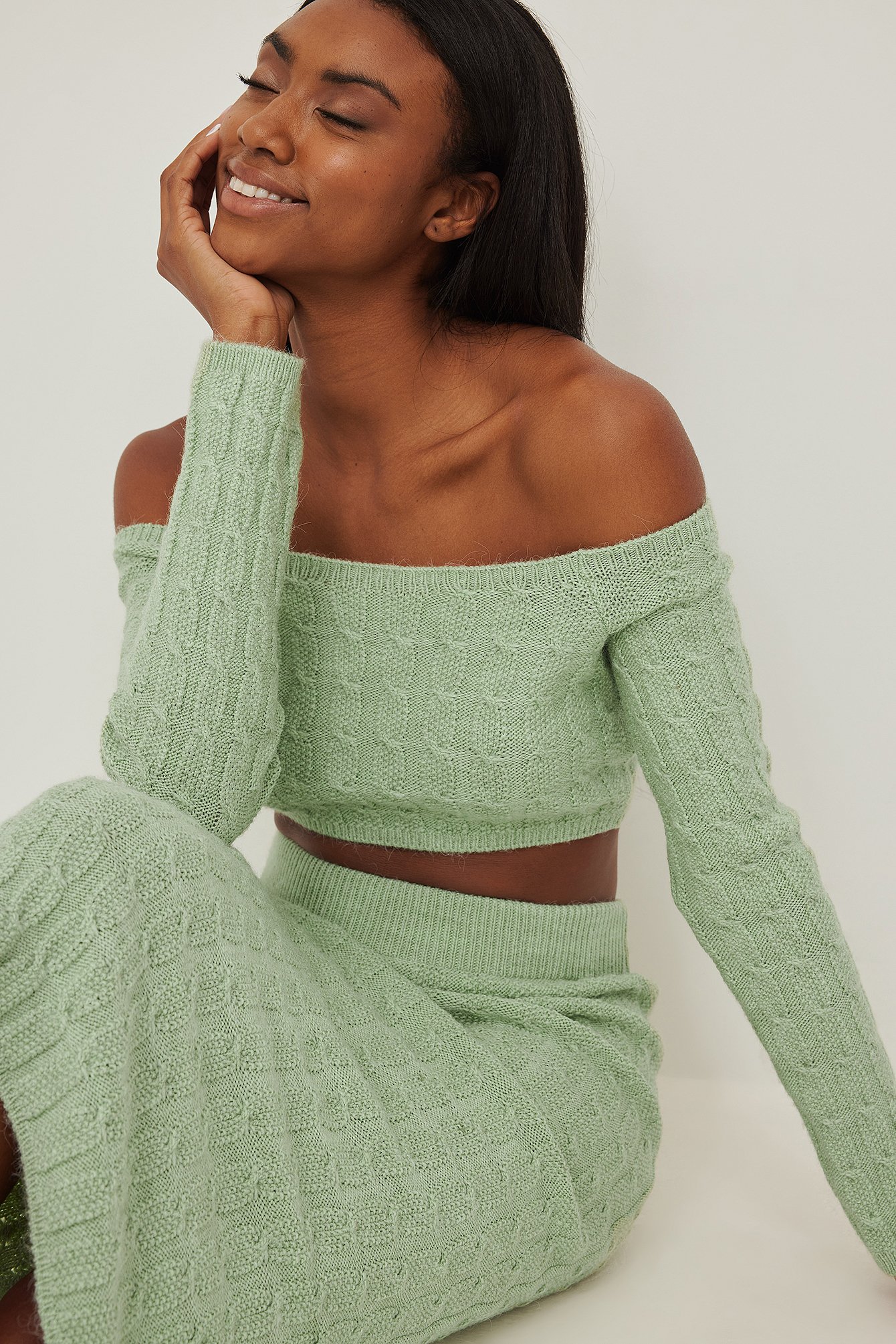 Schulterfreier Crop-Pullover mit Strickdetails
