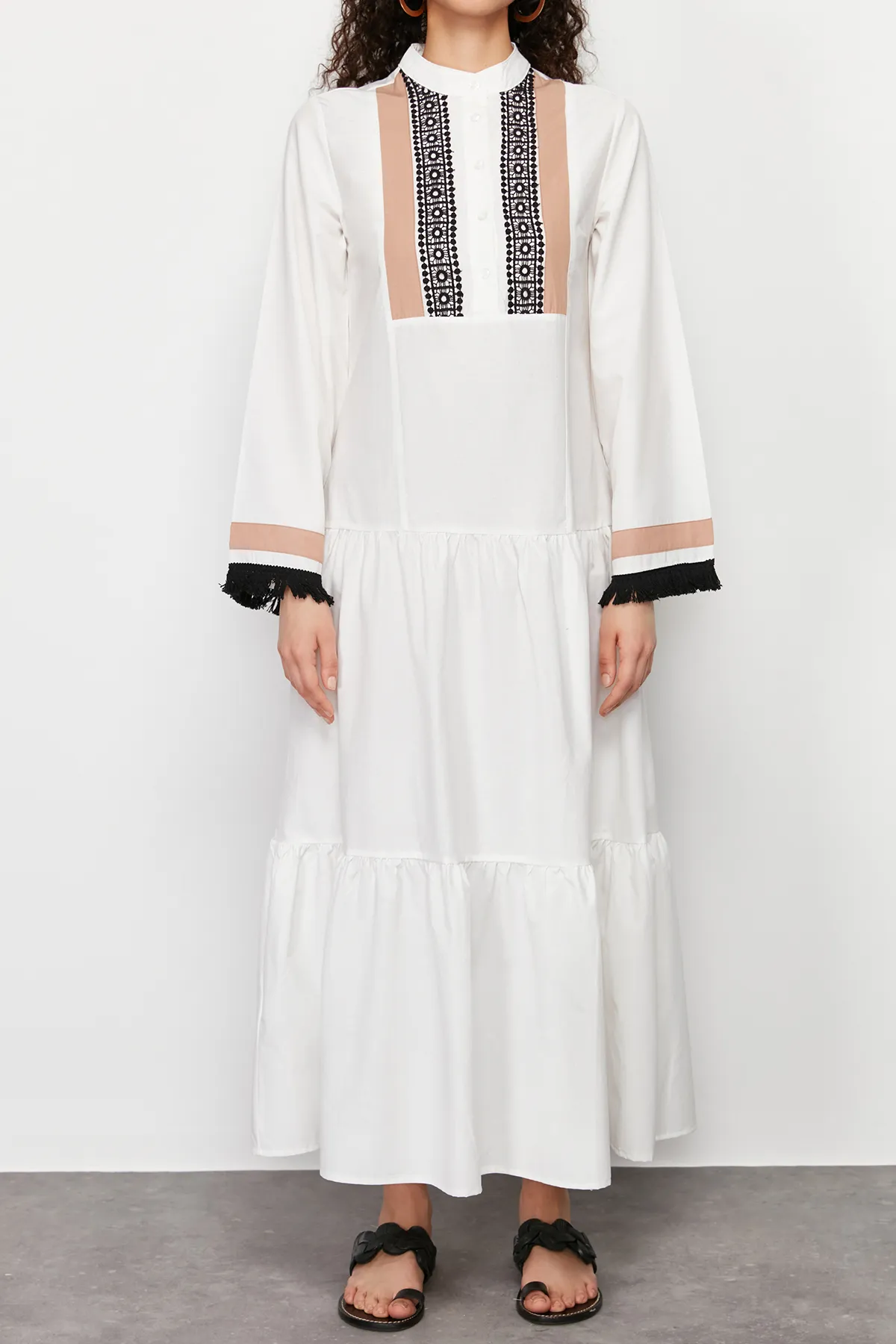 Trendyol Modest  Ecrufarbenes, gewebtes Kleid mit Stickerei und Quasten TCTSS24EB00134