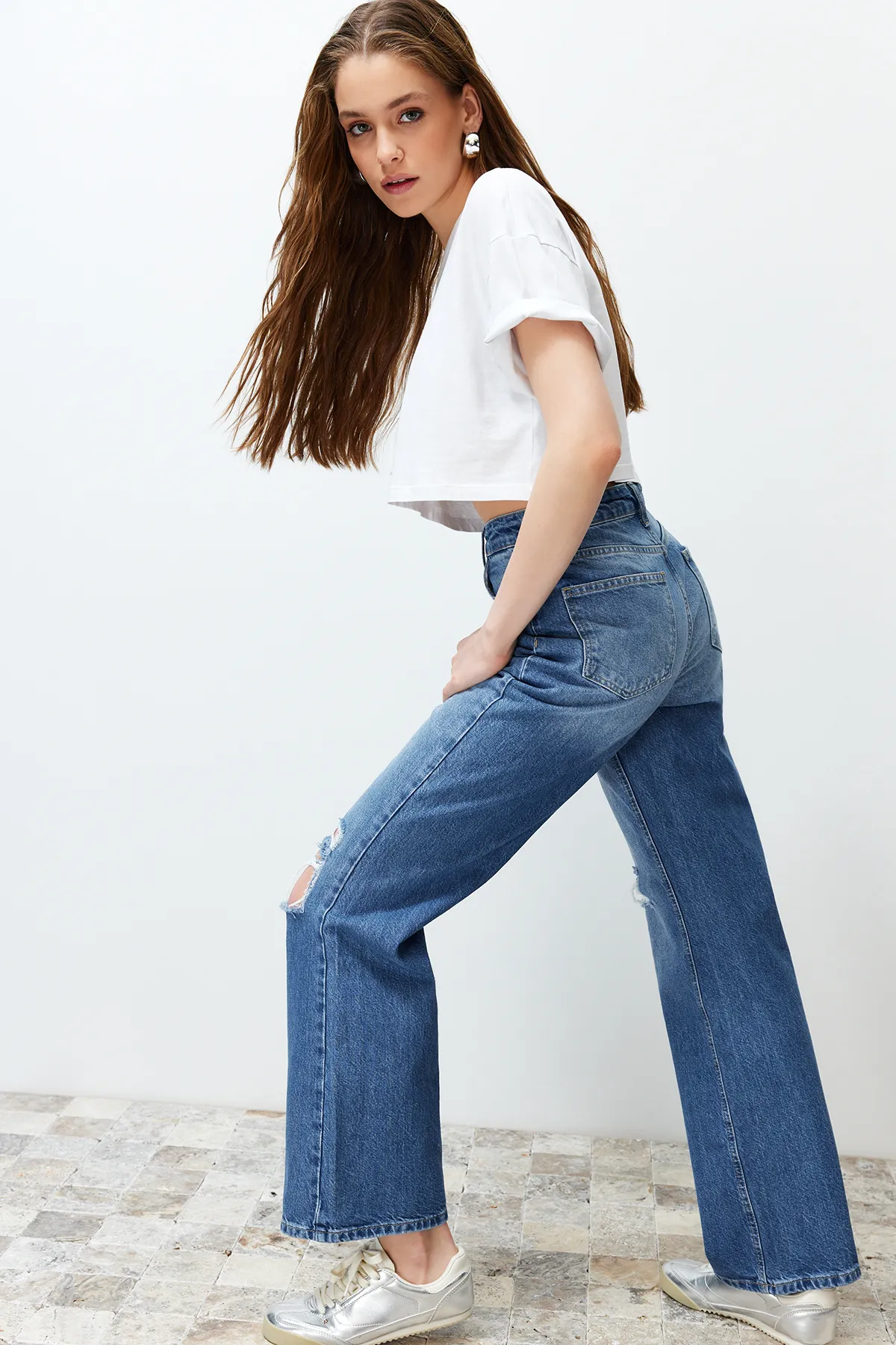 Trendyol Collection  Blaue zerrissene Jeans mit hoher Taille und weitem Bein TWOSS24JE00199