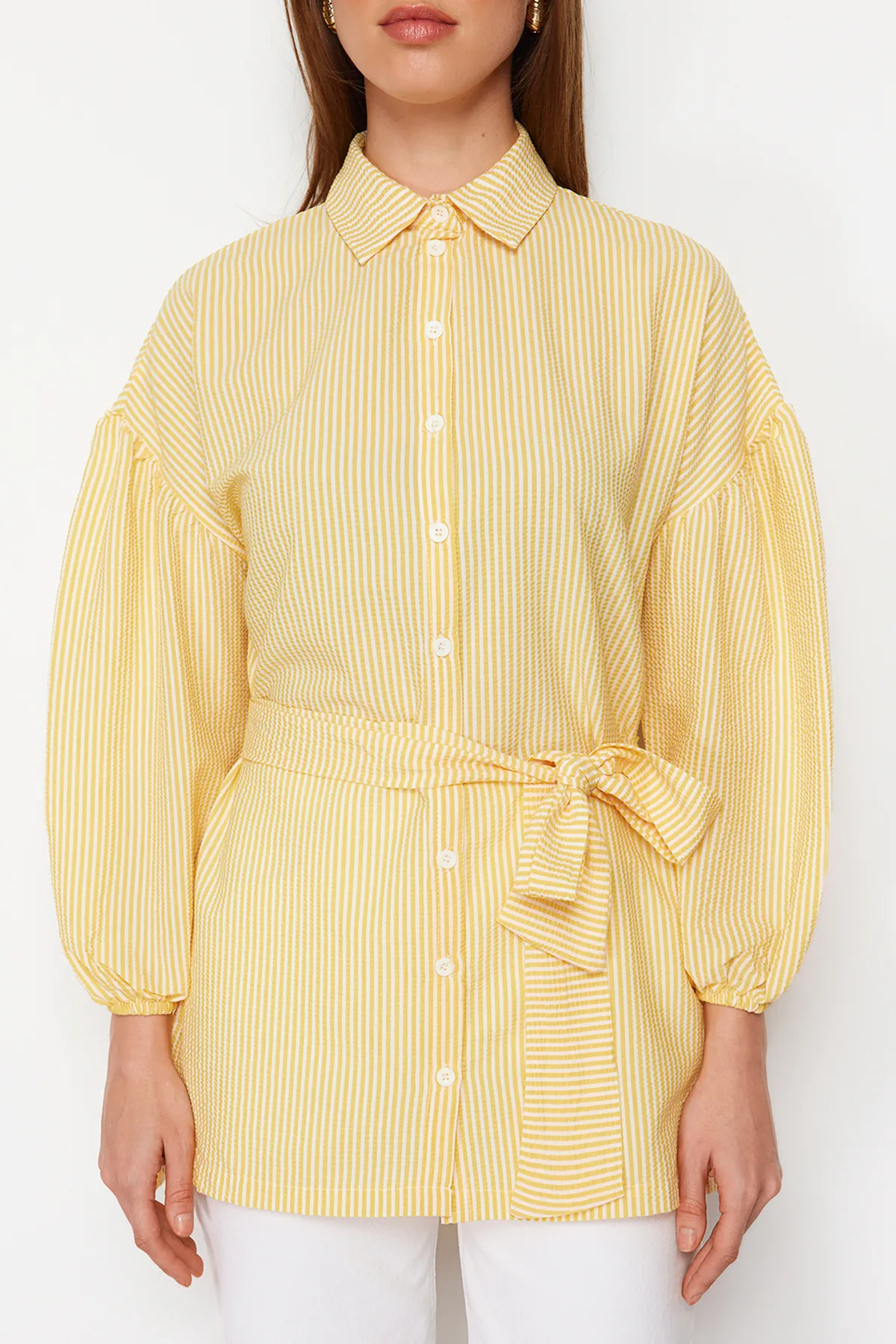 Trendyol Modest  Gelb gestreiftes, gewebtes Hemd mit Ballonärmeln und langem Rücken, Gürtel TCTSS22GO0116
