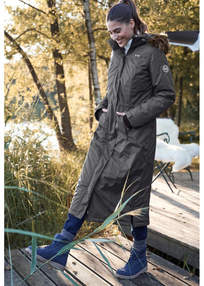 Outdoor-Mantel mit Fell