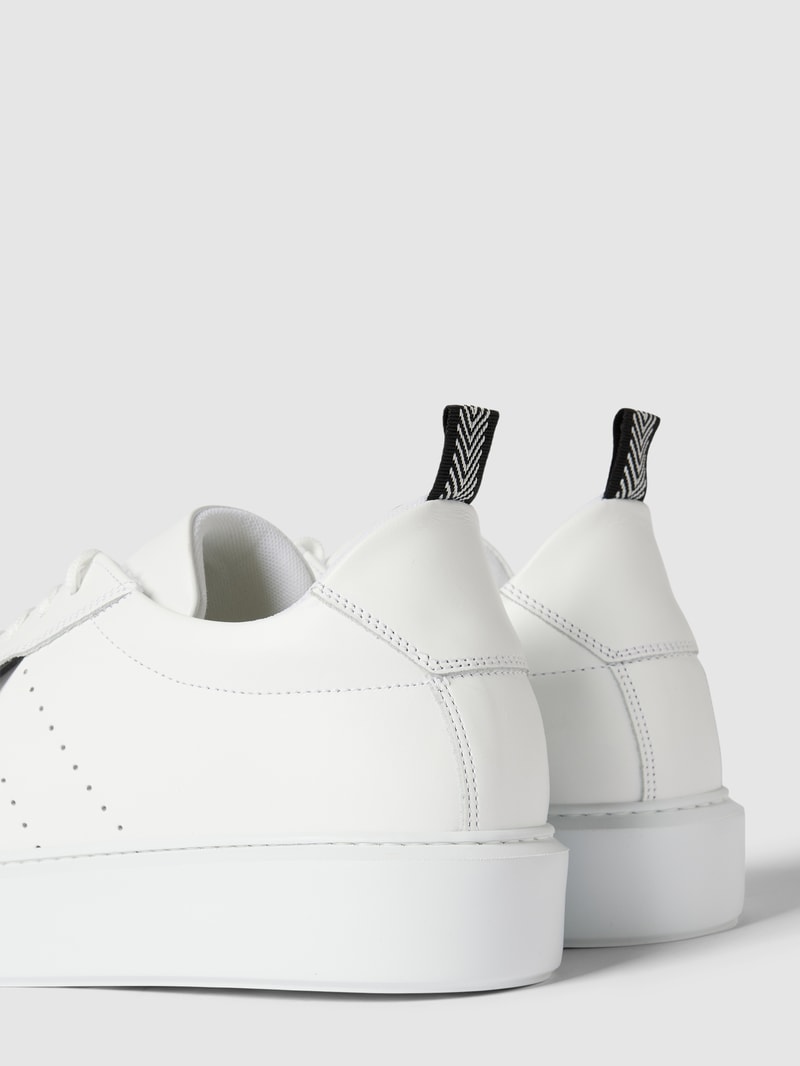 Sneaker mit Perforierungen in weiß